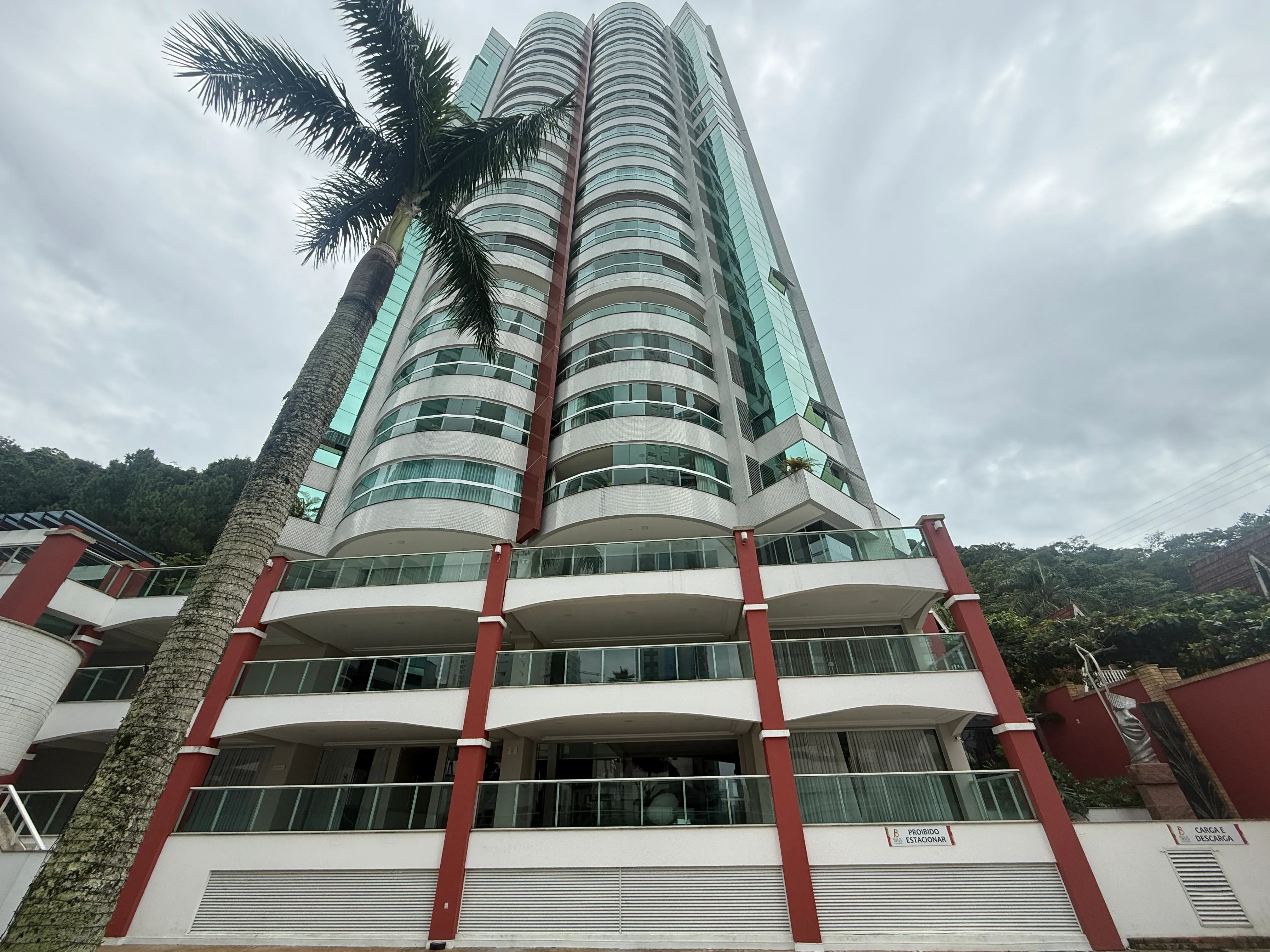 Apartamento com 2 dormitórios sendo 1 suíte e 1 vaga de garagem em Balneário Camboriú/SC