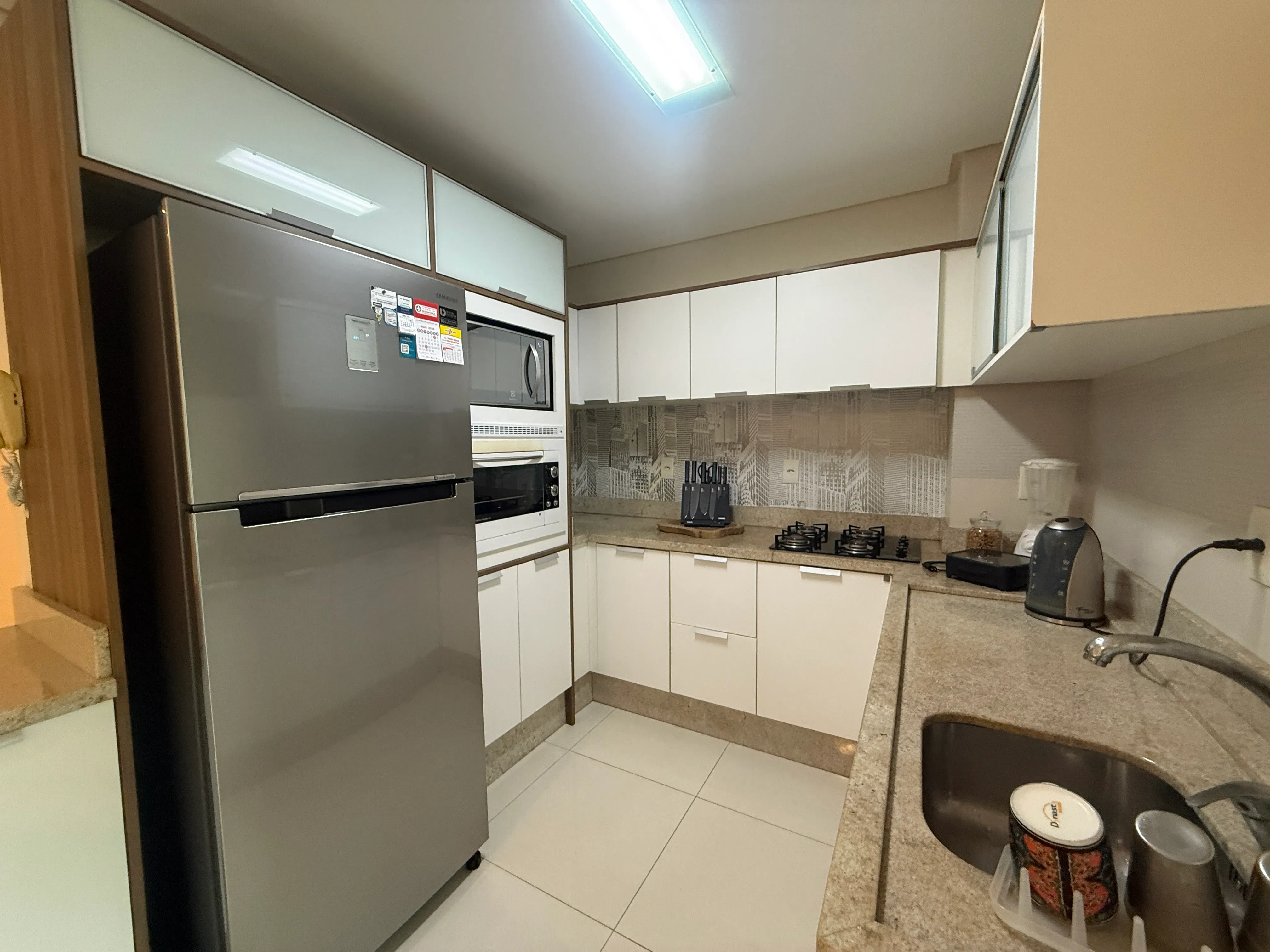 Apartamento com 2 dormitórios sendo 1 suíte e 1 vaga de garagem em Balneário Camboriú/SC