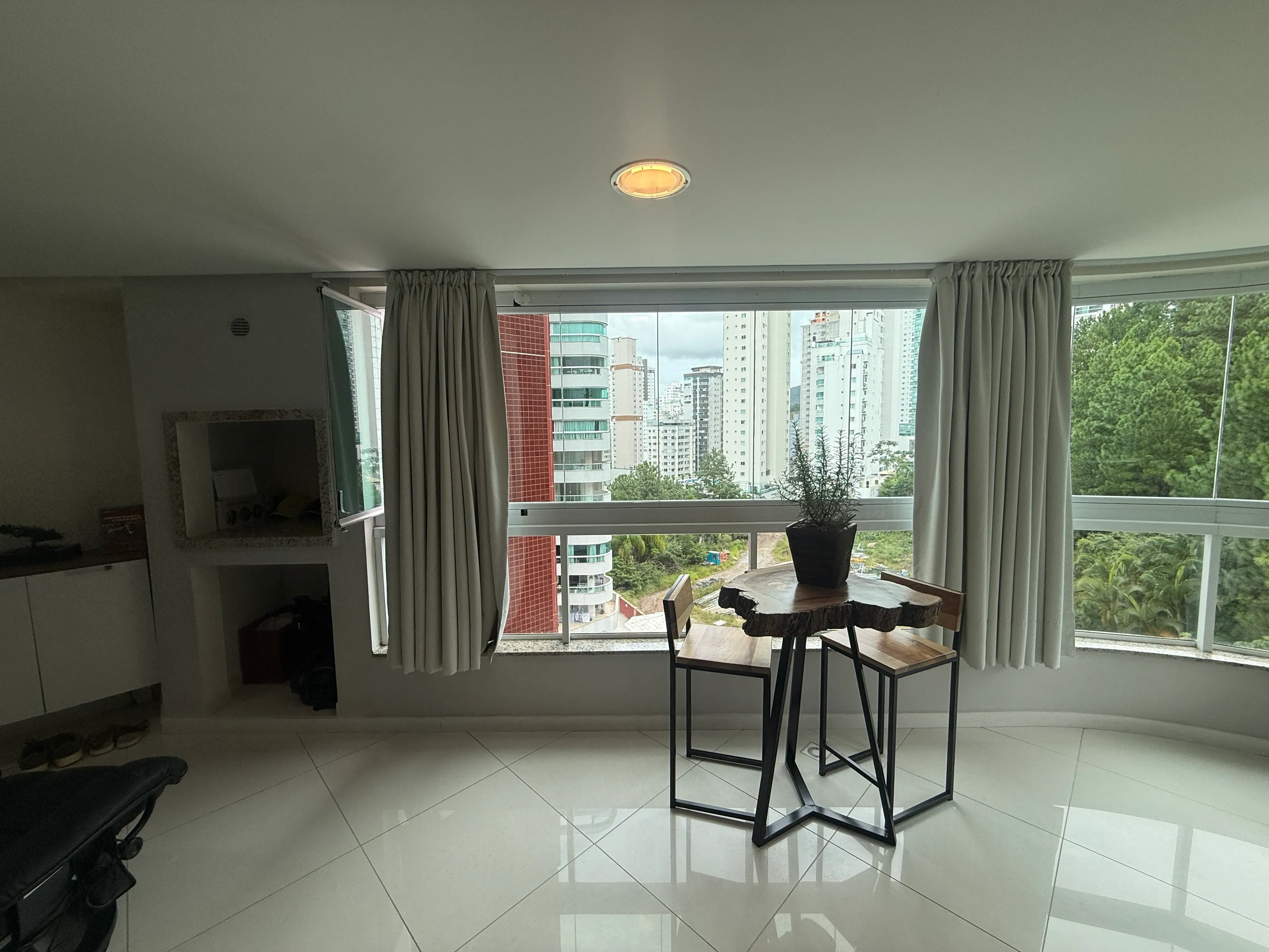Apartamento com 2 dormitórios sendo 1 suíte e 1 vaga de garagem em Balneário Camboriú/SC