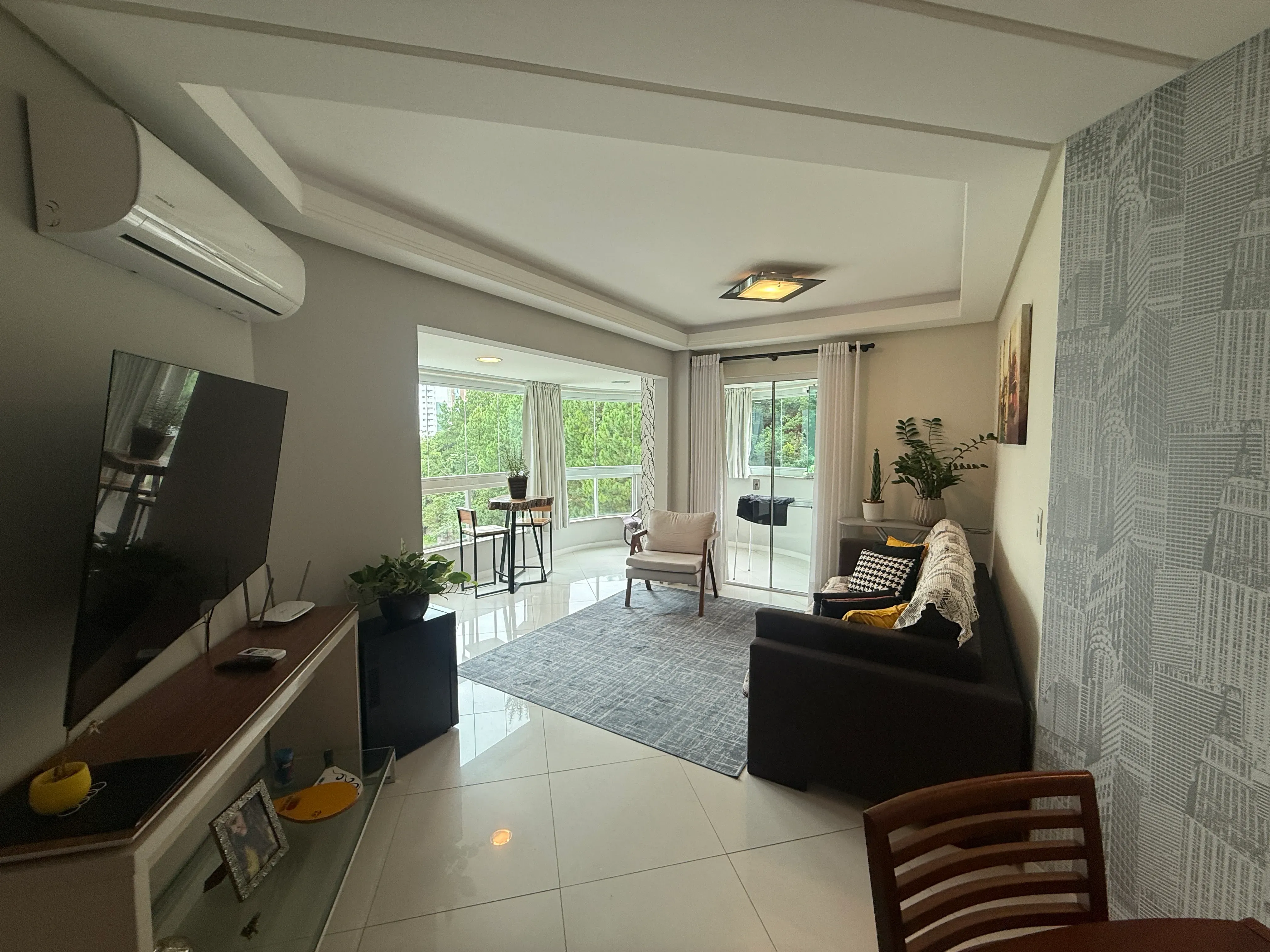 Apartamento com 2 dormitórios sendo 1 suíte e 1 vaga de garagem em Balneário Camboriú/SC