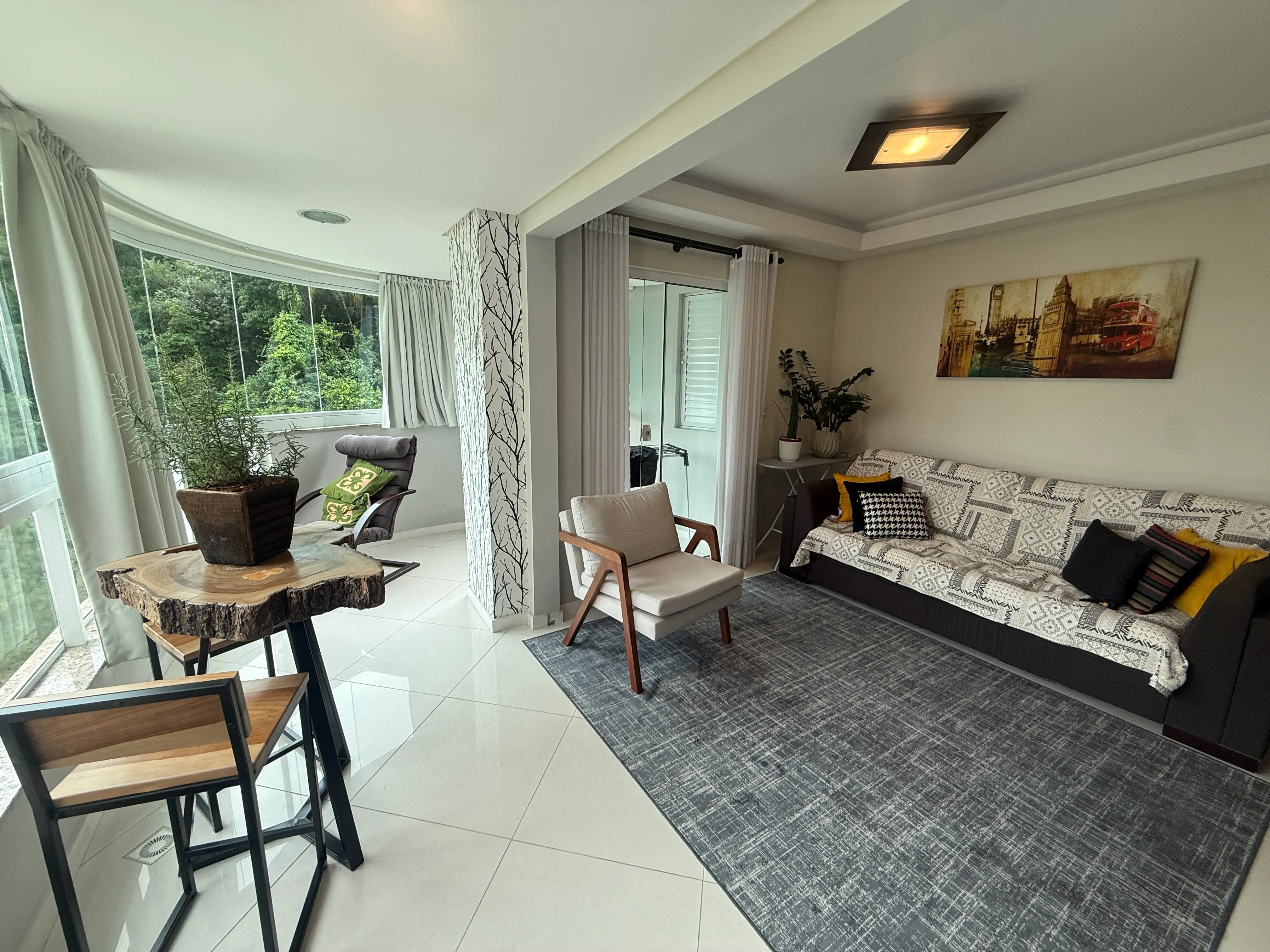 Apartamento com 2 dormitórios sendo 1 suíte e 1 vaga de garagem em Balneário Camboriú/SC