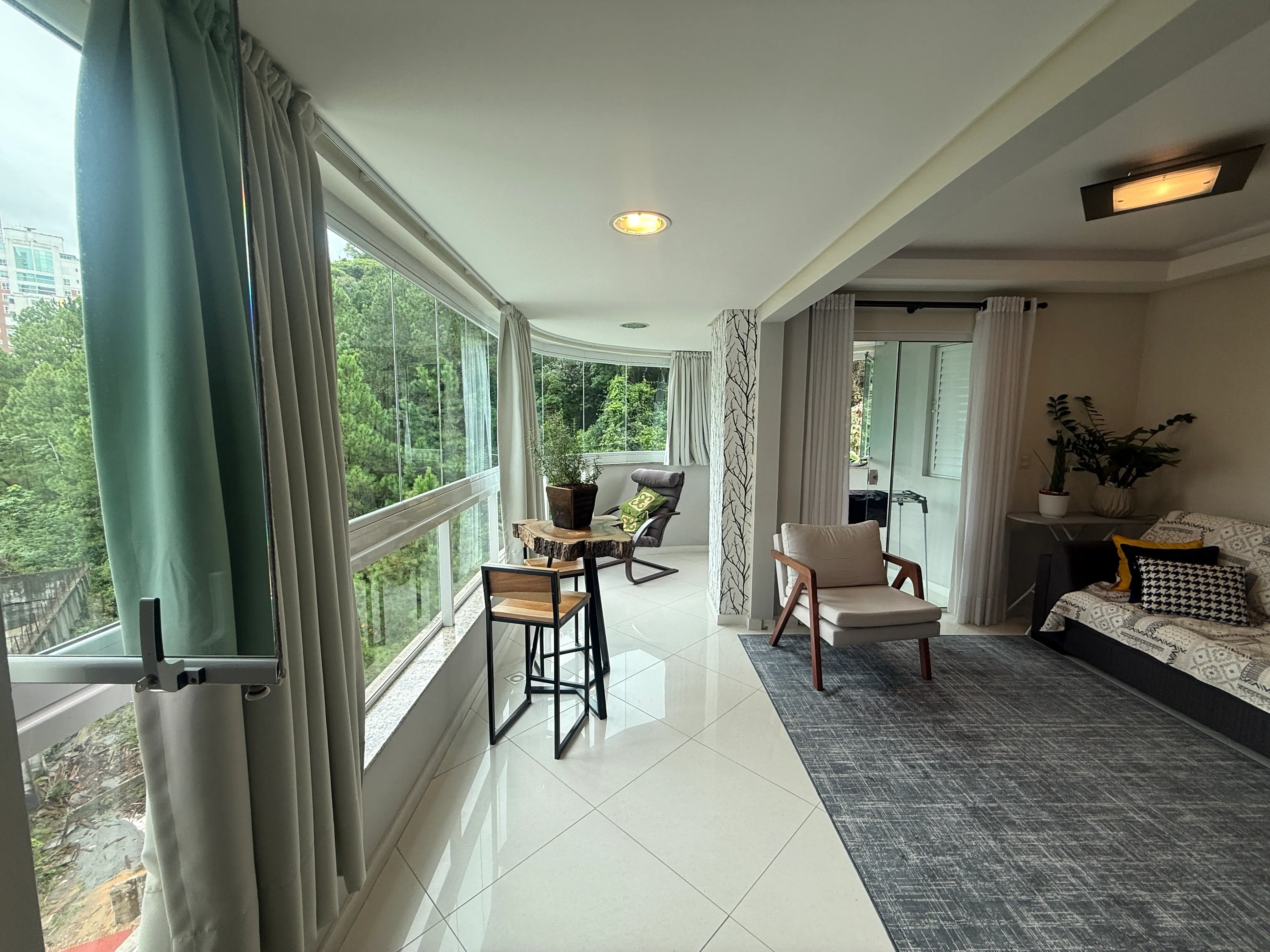 Apartamento com 2 dormitórios sendo 1 suíte e 1 vaga de garagem em Balneário Camboriú/SC