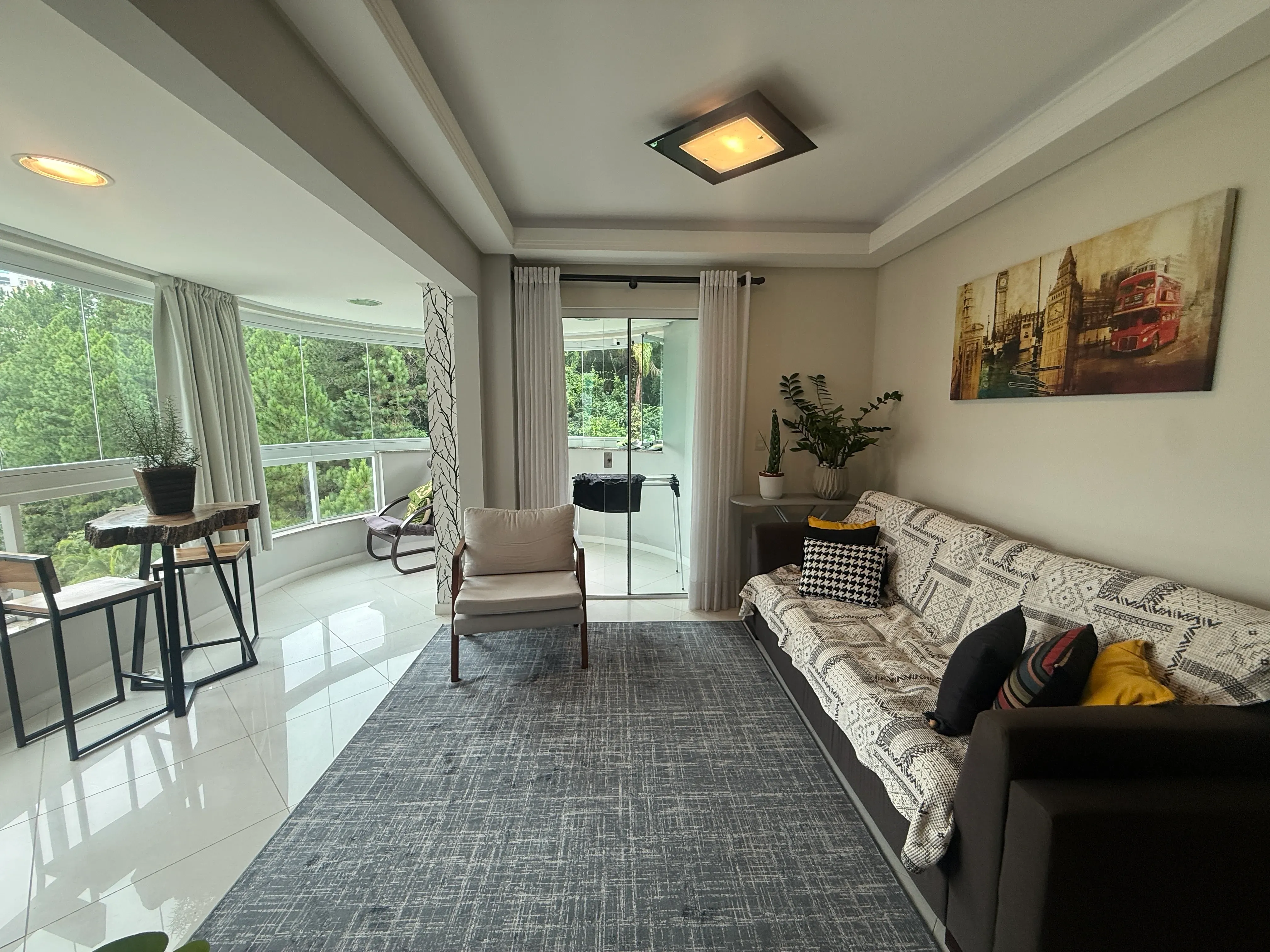 Apartamento com 2 dormitórios sendo 1 suíte e 1 vaga de garagem em Balneário Camboriú/SC