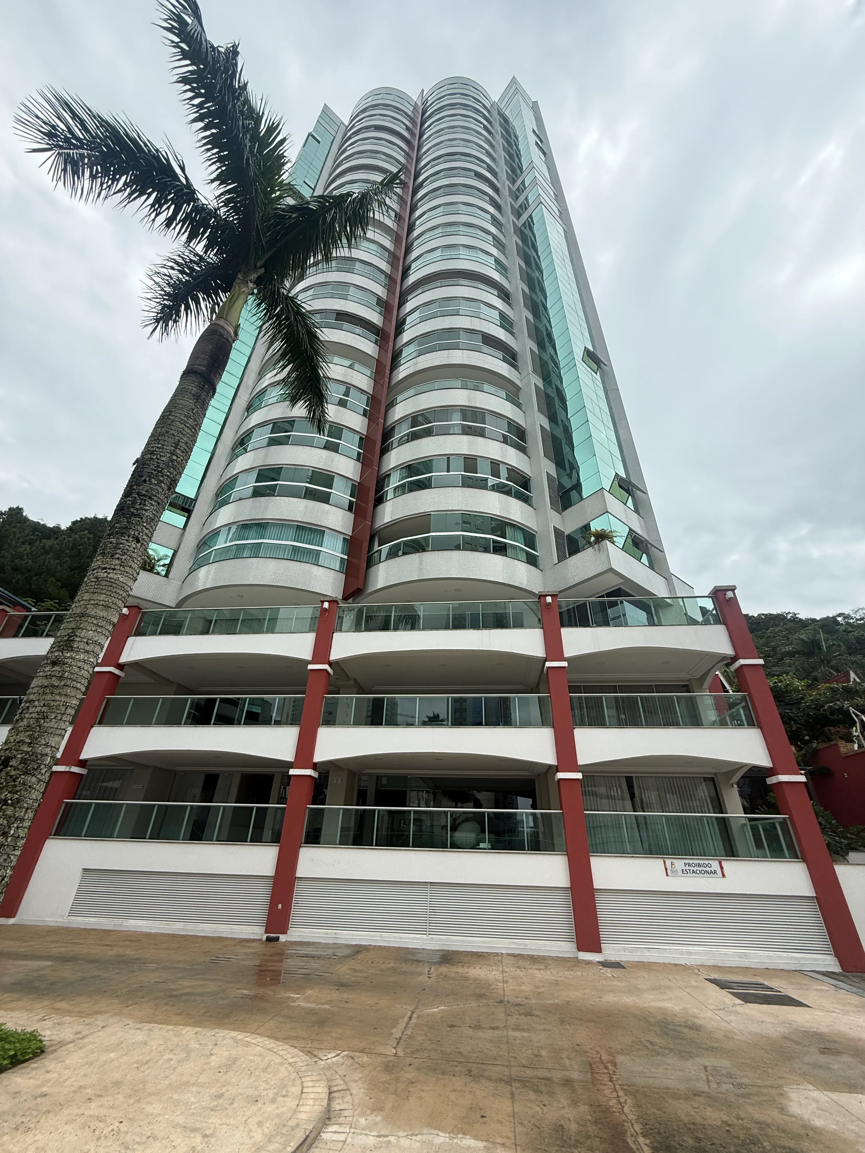 Apartamento com 2 dormitórios sendo 1 suíte e 1 vaga de garagem em Balneário Camboriú/SC