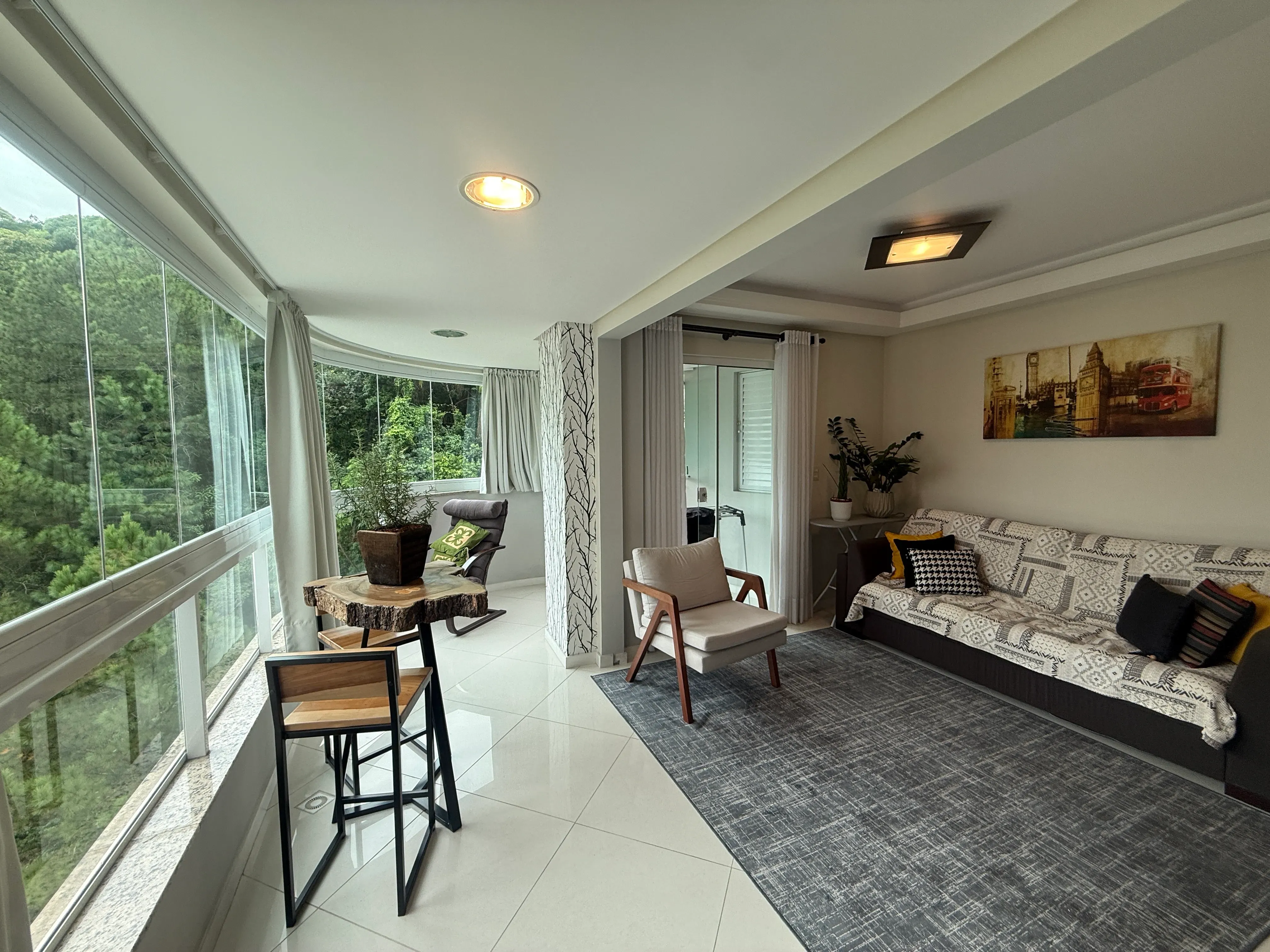 Apartamento com 2 dormitórios sendo 1 suíte e 1 vaga de garagem em Balneário Camboriú/SC