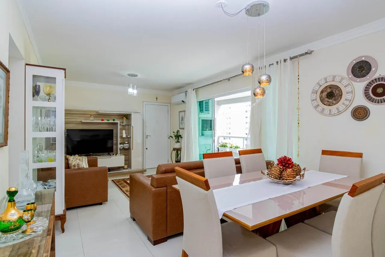 Apartamento com 4 dormitórios sendo 1 suíte e 1 vaga de garagem em Balneário Camboriú/SC