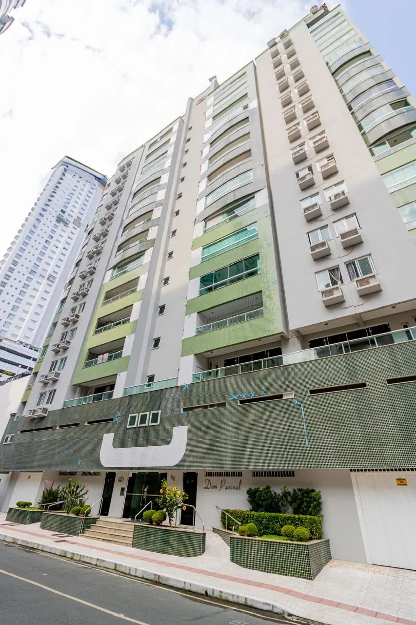 Apartamento com 4 dormitórios sendo 1 suíte e 1 vaga de garagem em Balneário Camboriú/SC