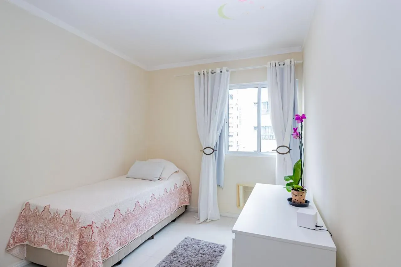 Apartamento com 4 dormitórios sendo 1 suíte e 1 vaga de garagem em Balneário Camboriú/SC