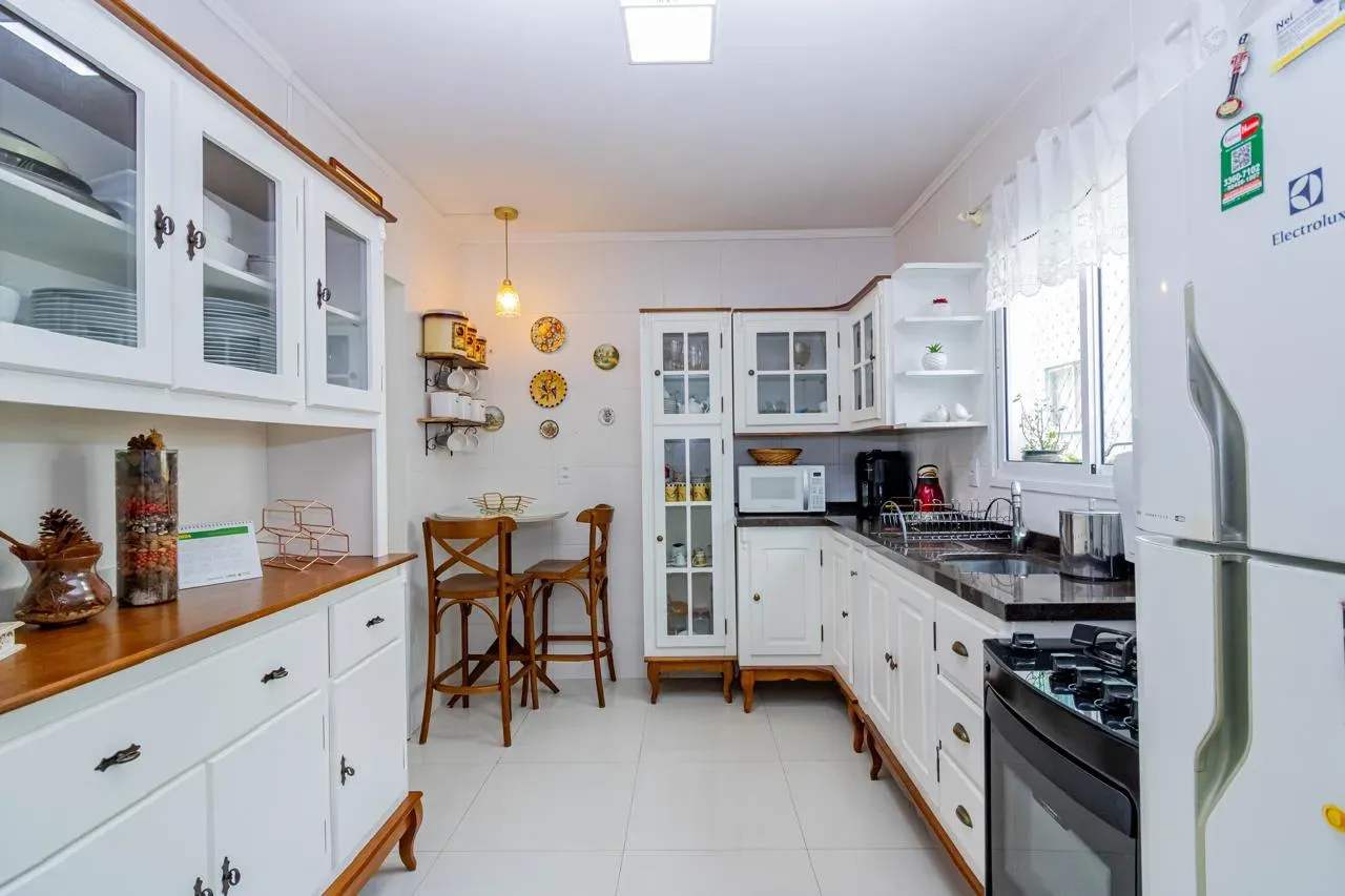 Apartamento com 4 dormitórios sendo 1 suíte e 1 vaga de garagem em Balneário Camboriú/SC