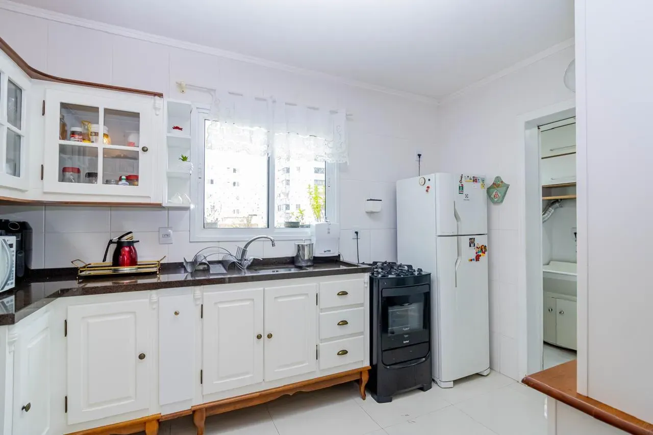 Apartamento com 4 dormitórios sendo 1 suíte e 1 vaga de garagem em Balneário Camboriú/SC