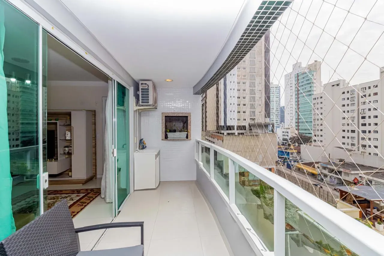 Apartamento com 4 dormitórios sendo 1 suíte e 1 vaga de garagem em Balneário Camboriú/SC