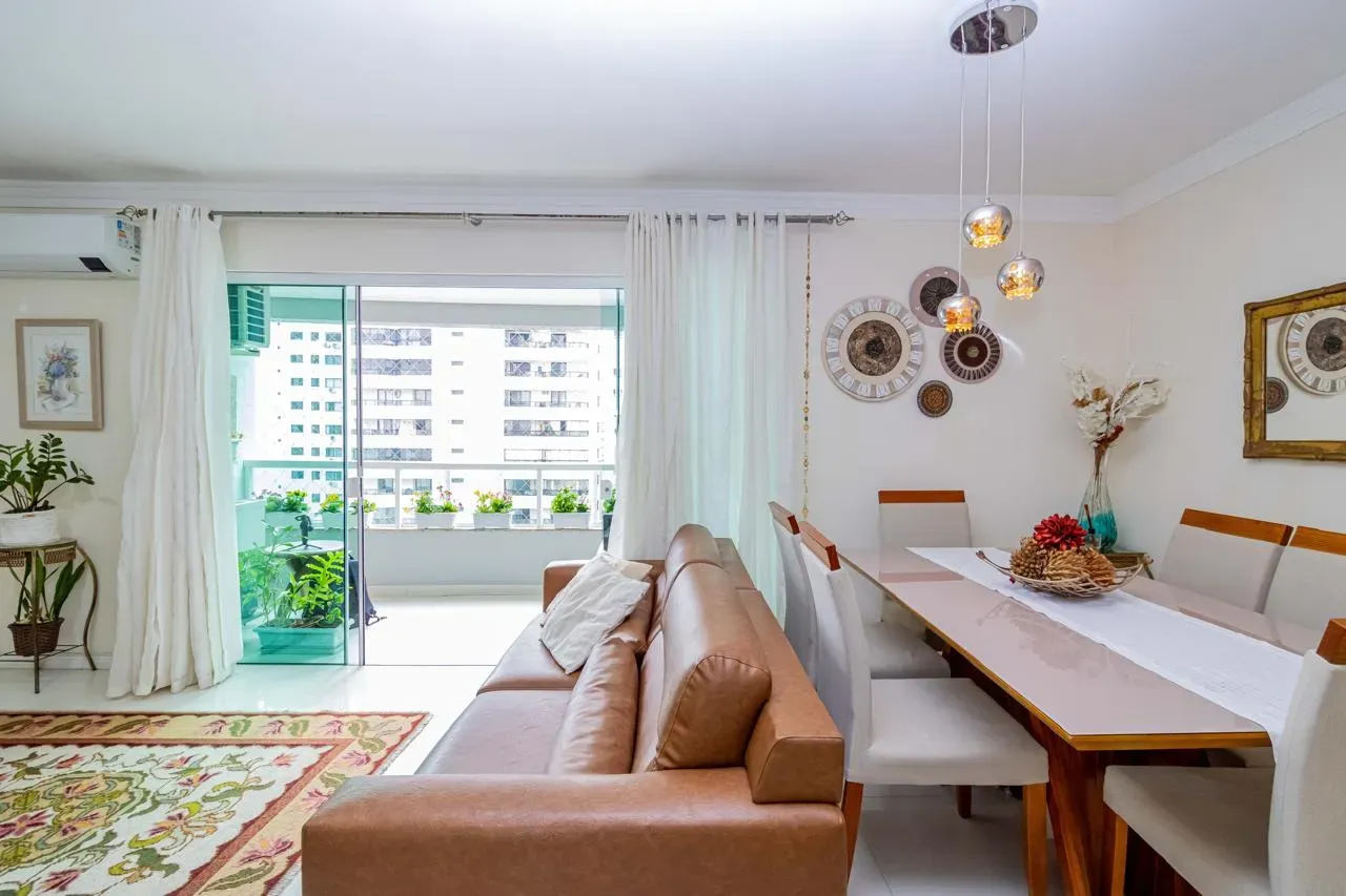 Apartamento com 4 dormitórios sendo 1 suíte e 1 vaga de garagem em Balneário Camboriú/SC