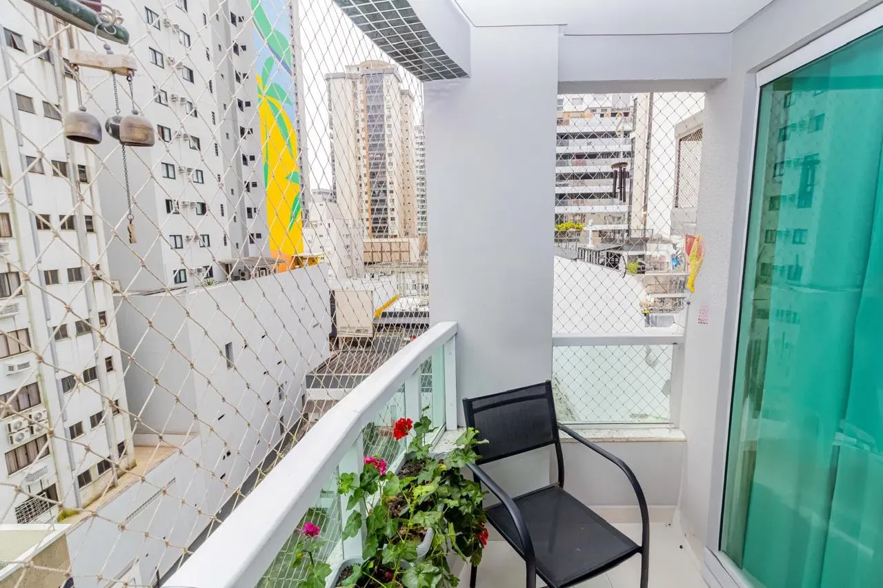 Apartamento com 4 dormitórios sendo 1 suíte e 1 vaga de garagem em Balneário Camboriú/SC