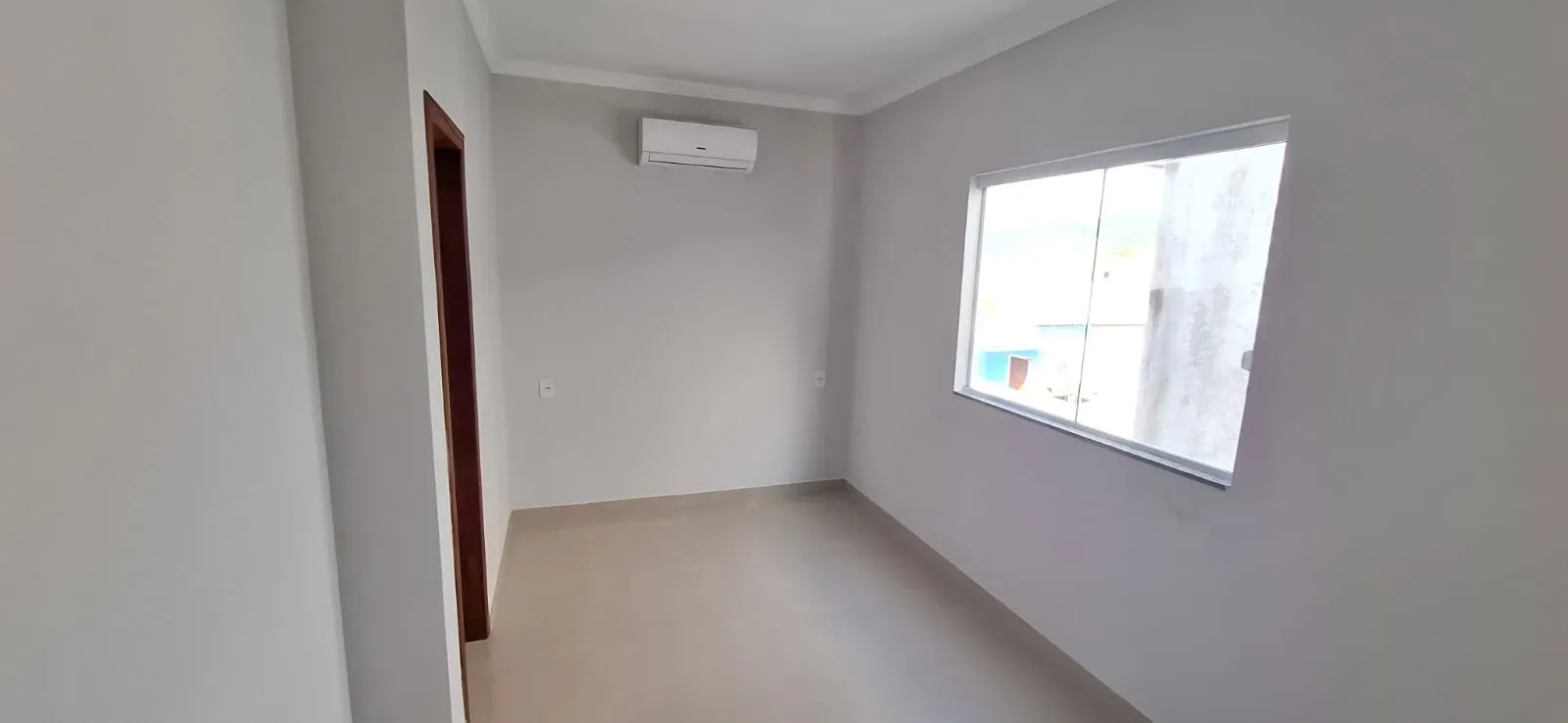 Casa com 2 dormitórios sendo 2 suítes e 1 vaga de garagem em Florianópolis/SC