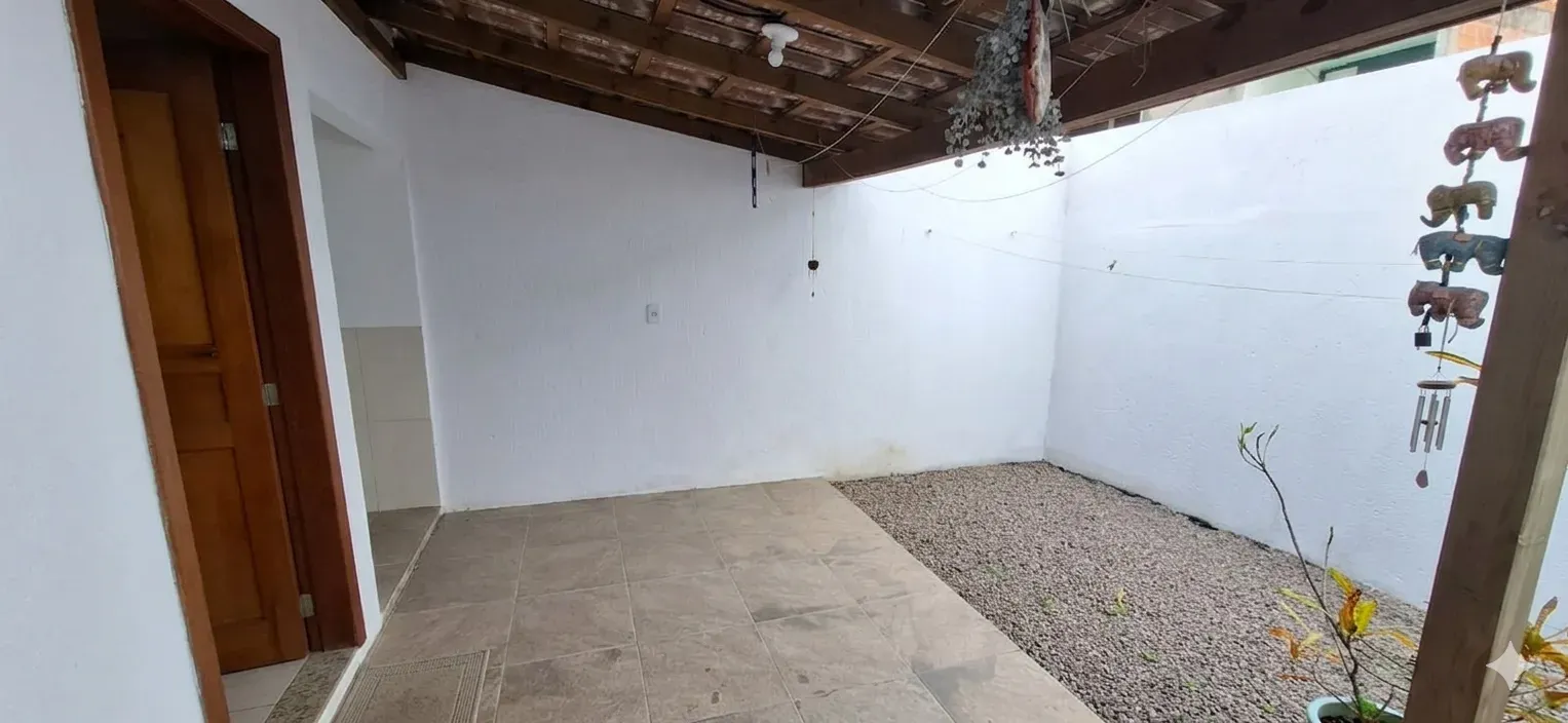 Casa com 2 dormitórios sendo 2 suítes e 1 vaga de garagem em Florianópolis/SC