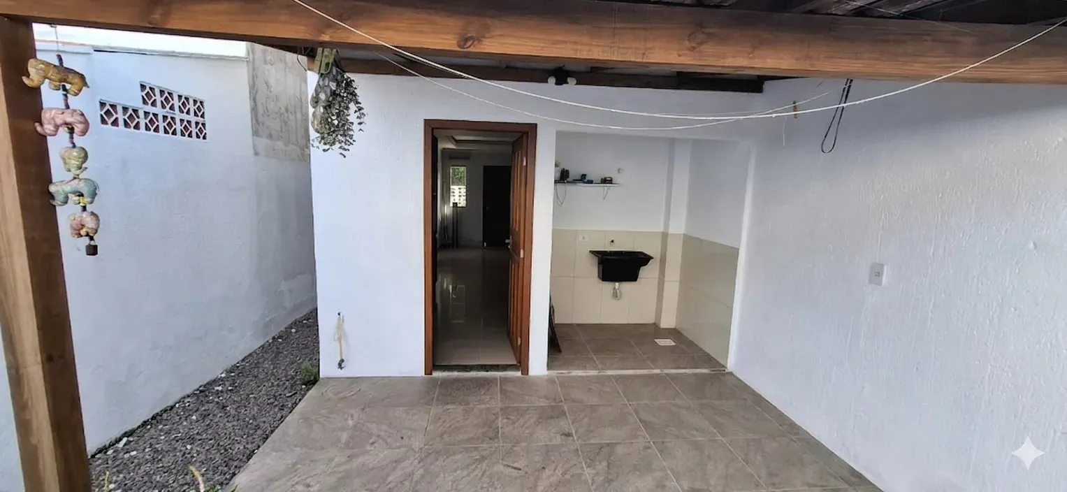 Casa com 2 dormitórios sendo 2 suítes e 1 vaga de garagem em Florianópolis/SC