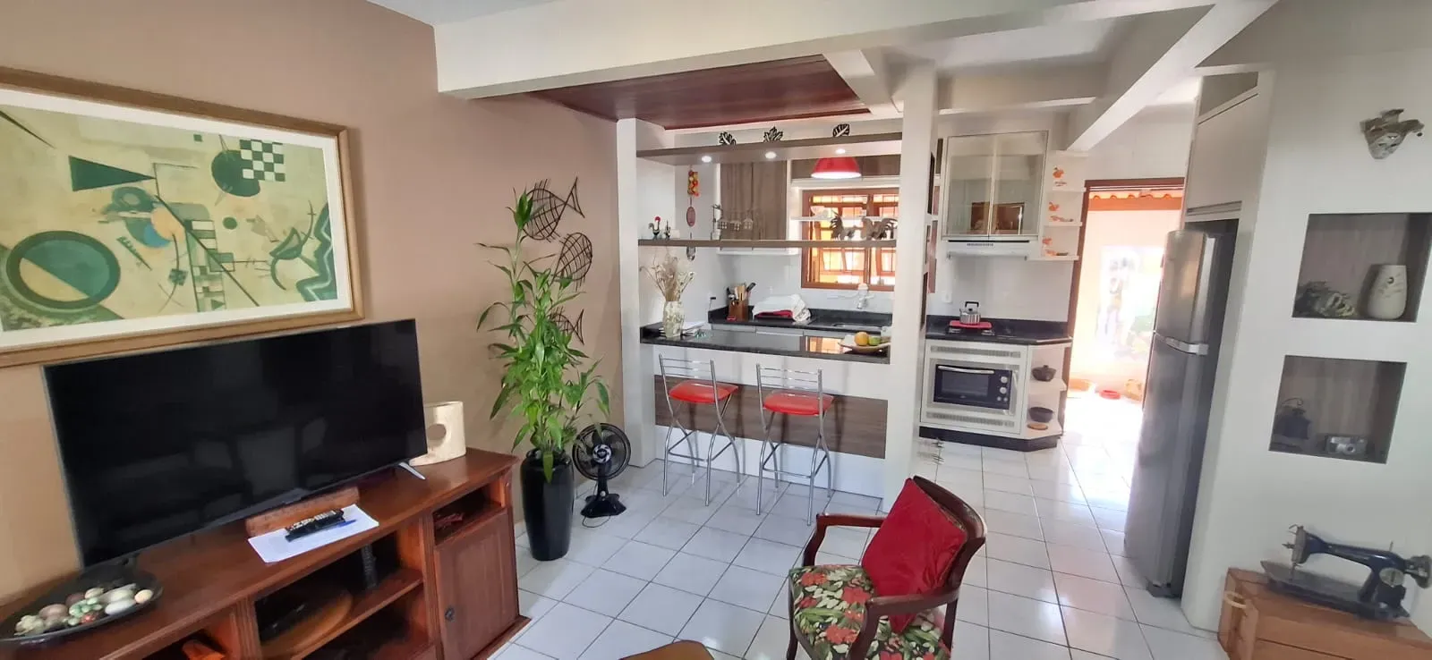 Casa com 3 dormitórios sendo 1 suíte e 1 vaga de garagem em Florianópolis/SC