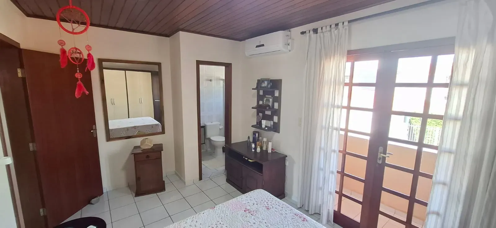 Casa com 3 dormitórios sendo 1 suíte e 1 vaga de garagem em Florianópolis/SC