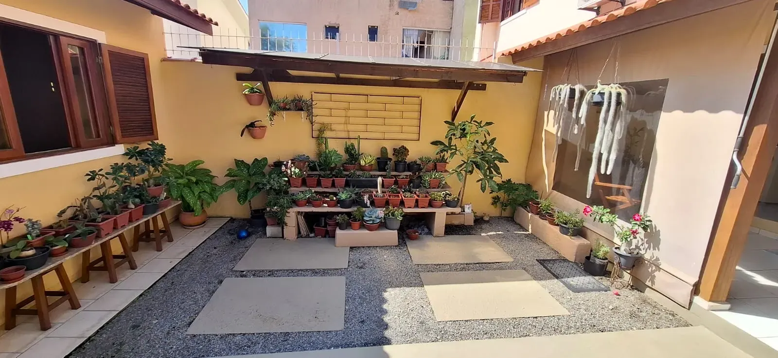 Casa com 3 dormitórios sendo 1 suíte e 1 vaga de garagem em Florianópolis/SC