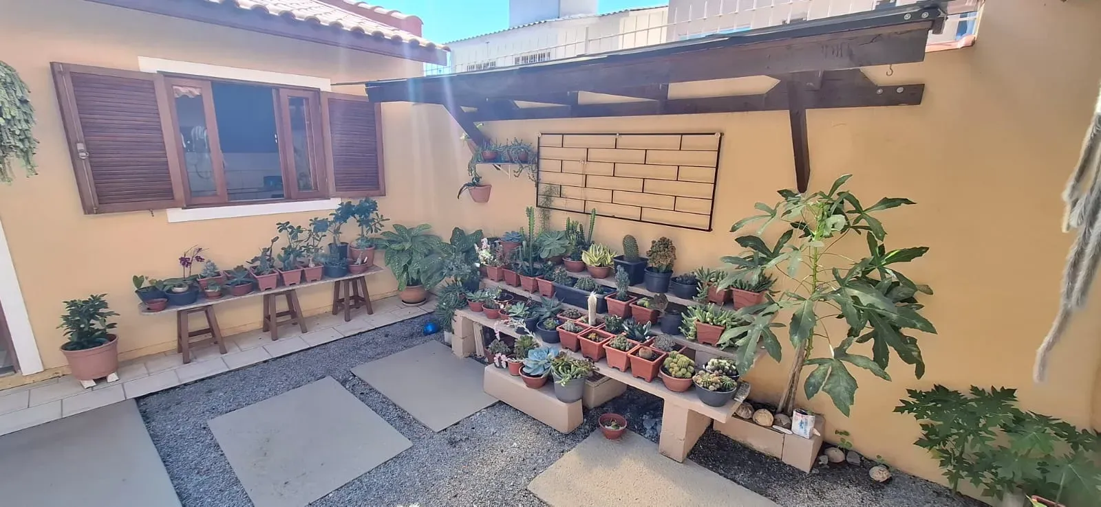 Casa com 3 dormitórios sendo 1 suíte e 1 vaga de garagem em Florianópolis/SC