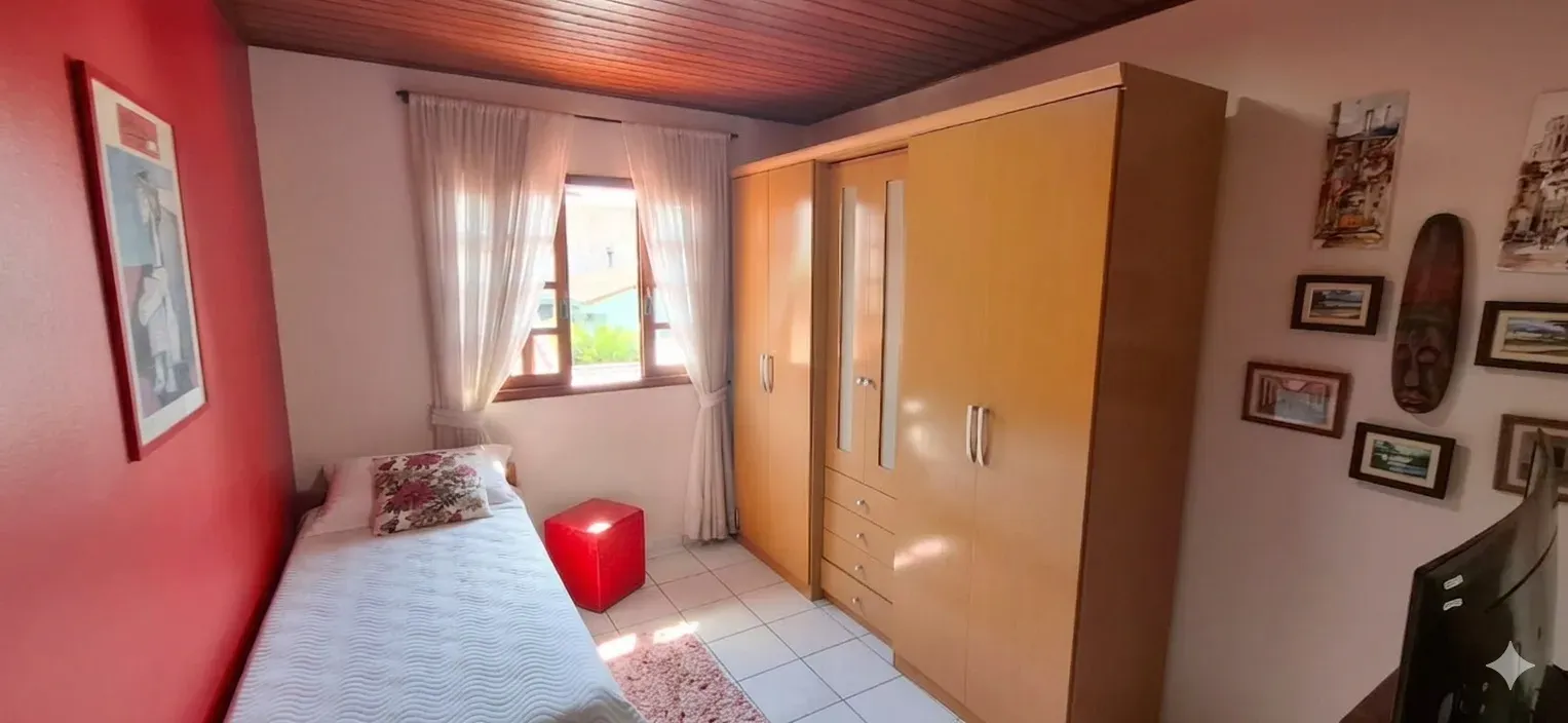 Casa com 3 dormitórios sendo 1 suíte e 1 vaga de garagem em Florianópolis/SC