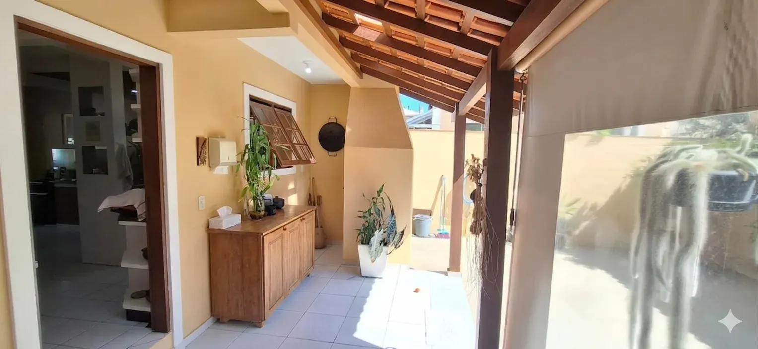 Casa com 3 dormitórios sendo 1 suíte e 1 vaga de garagem em Florianópolis/SC