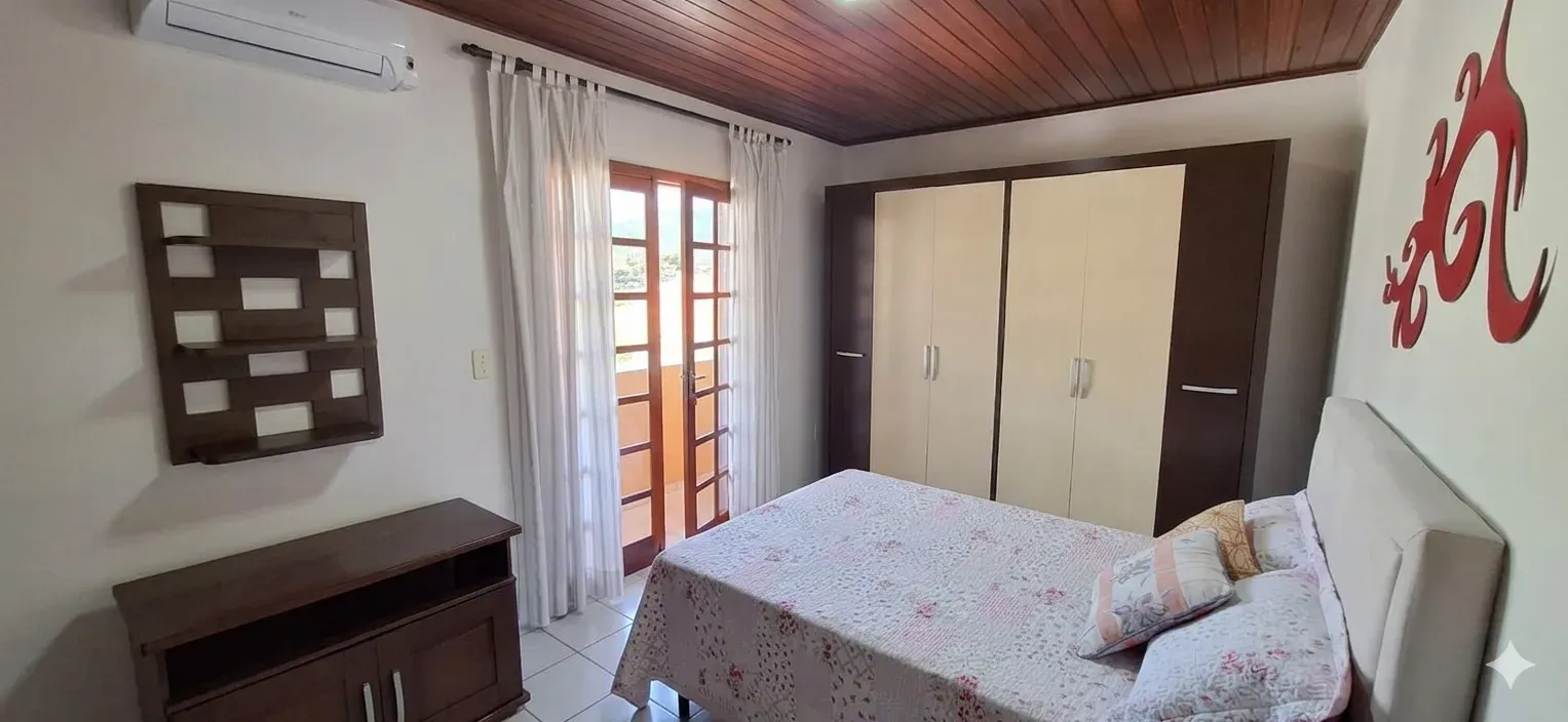 Casa com 3 dormitórios sendo 1 suíte e 1 vaga de garagem em Florianópolis/SC