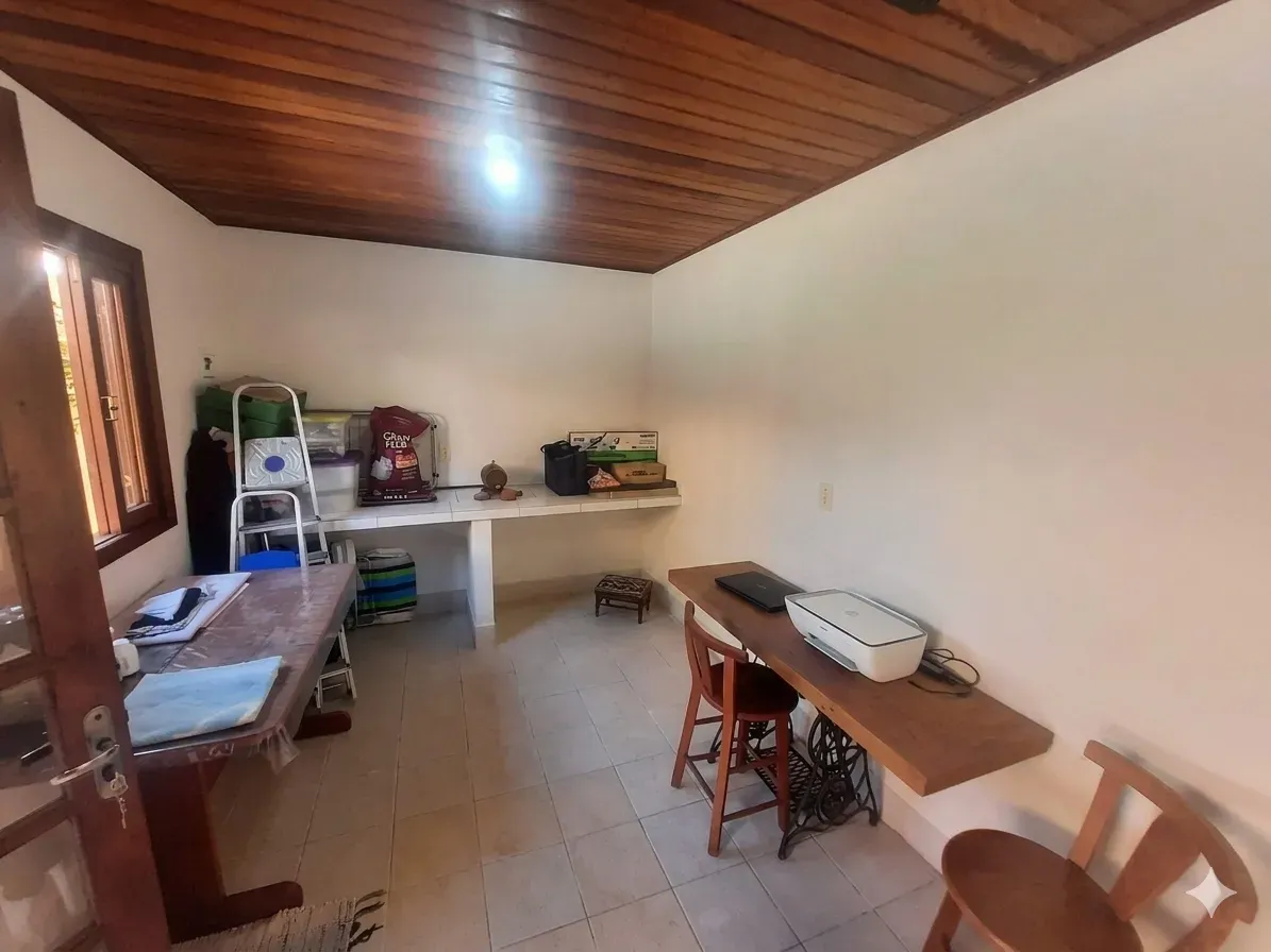 Casa com 3 dormitórios sendo 1 suíte e 1 vaga de garagem em Florianópolis/SC