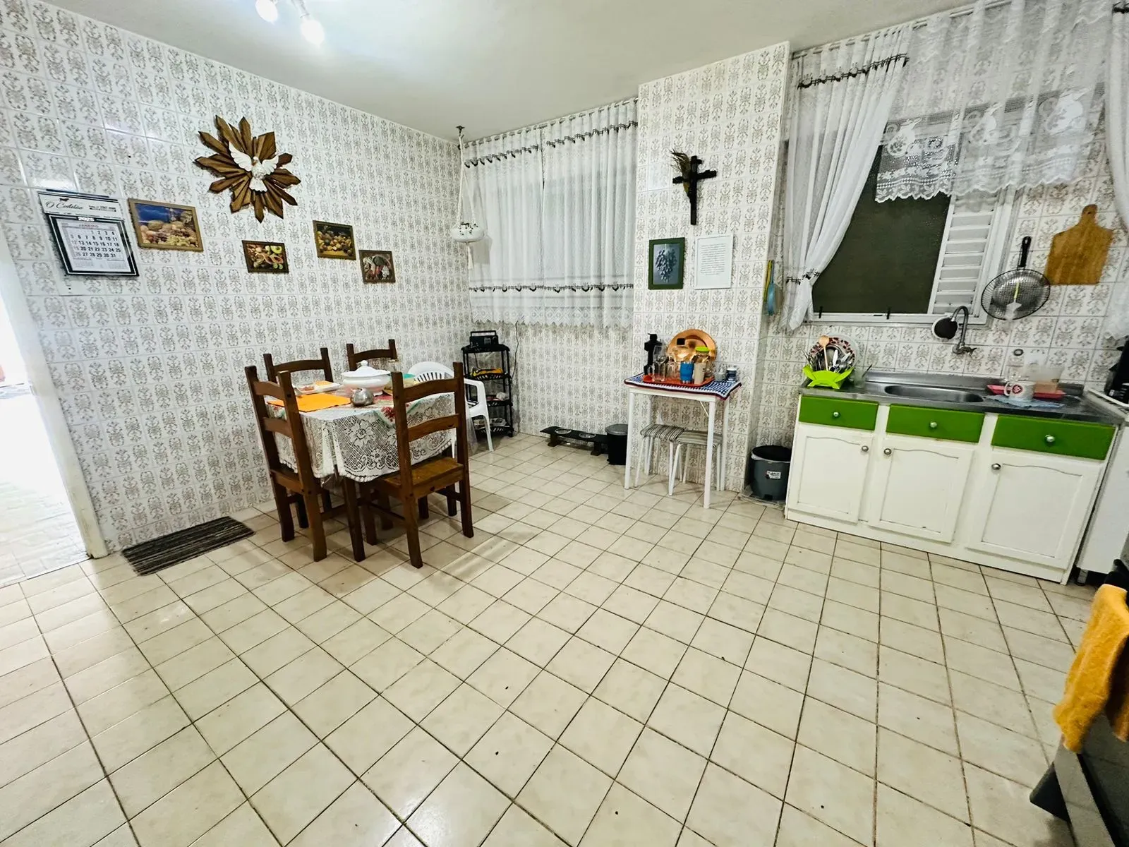 Apartamento com 4 dormitórios sendo 2 suítes e 1 vaga de garagem em Balneário Camboriú/SC