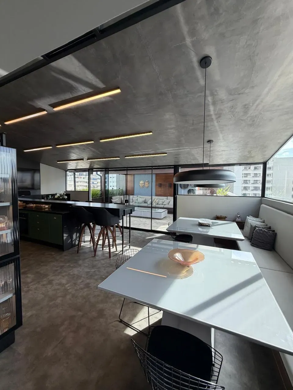 Cobertura Duplex mobiliada com 3 suítes e 3 vagas de garagem em Blumenau/SC