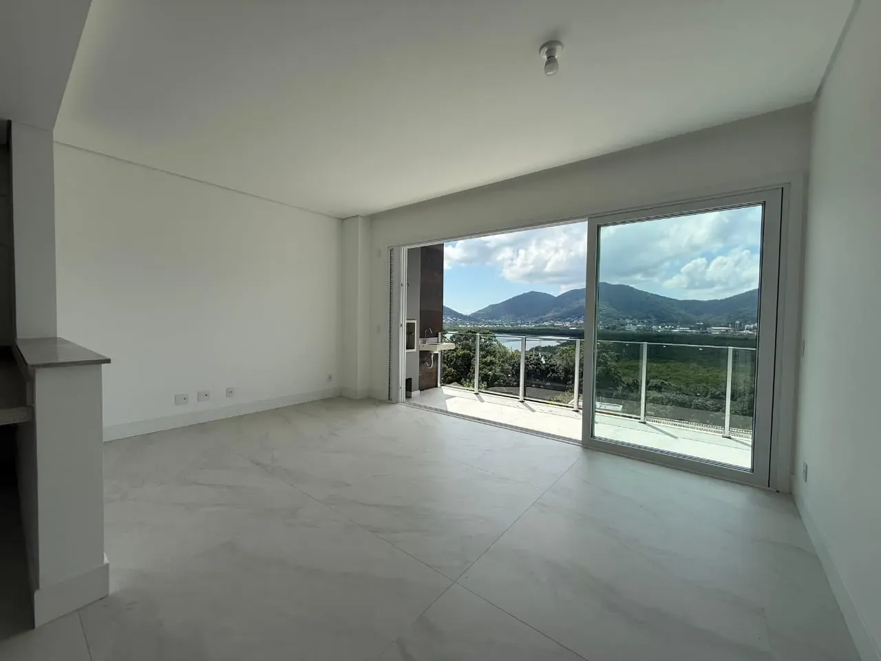 Apartamento com 3 dormitórios sendo 3 suítes e 2 vagas de garagem em Florianópolis/SC