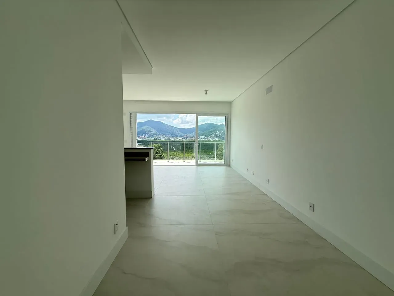 Apartamento com 3 dormitórios sendo 3 suítes e 2 vagas de garagem em Florianópolis/SC