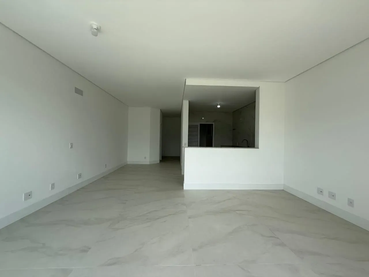 Apartamento com 3 dormitórios sendo 3 suítes e 2 vagas de garagem em Florianópolis/SC