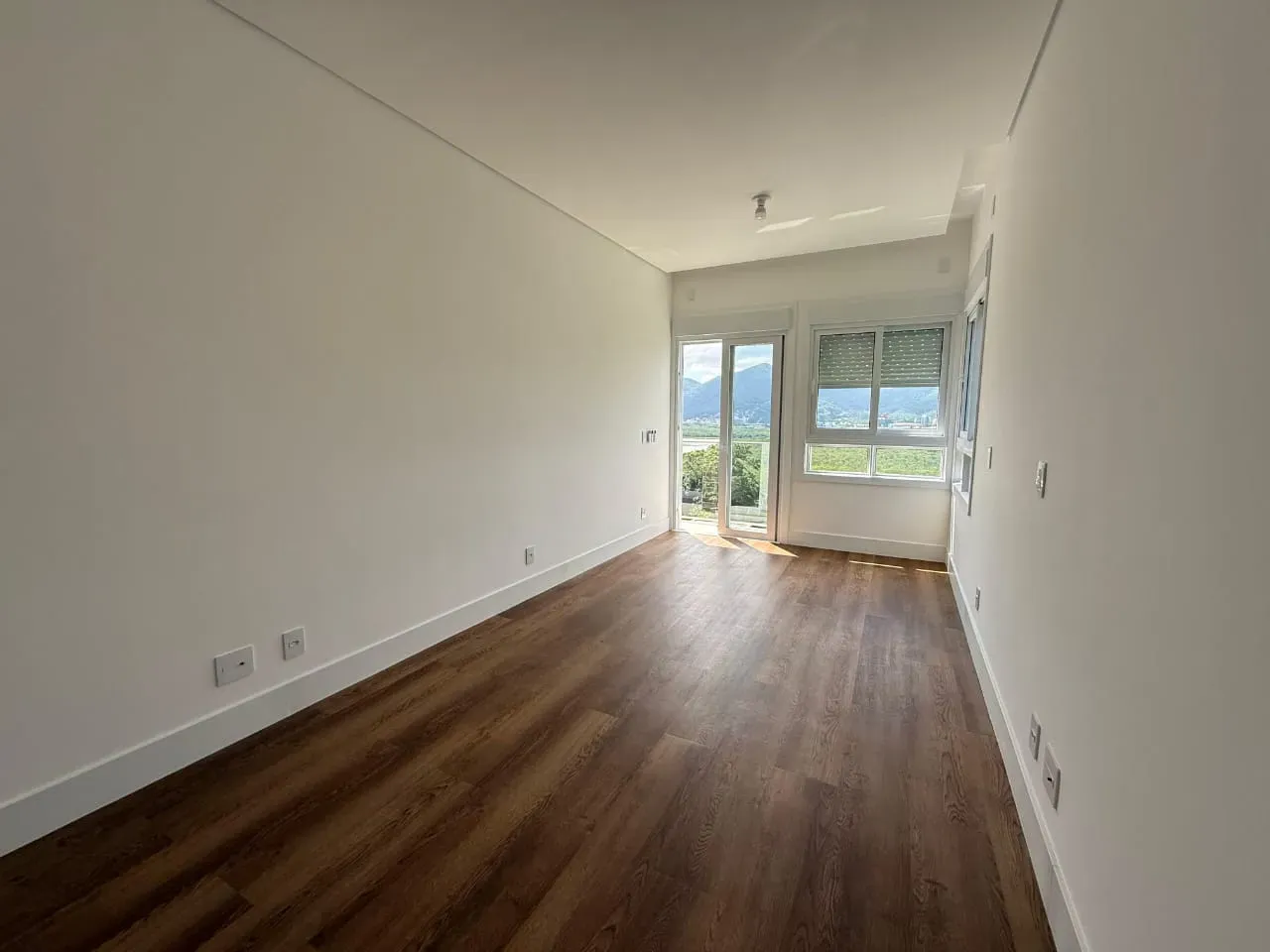 Apartamento com 3 dormitórios sendo 3 suítes e 2 vagas de garagem em Florianópolis/SC