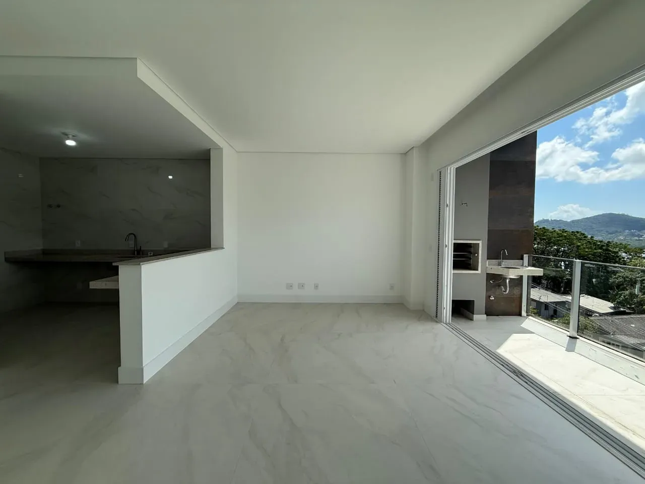 Apartamento com 3 dormitórios sendo 3 suítes e 2 vagas de garagem em Florianópolis/SC