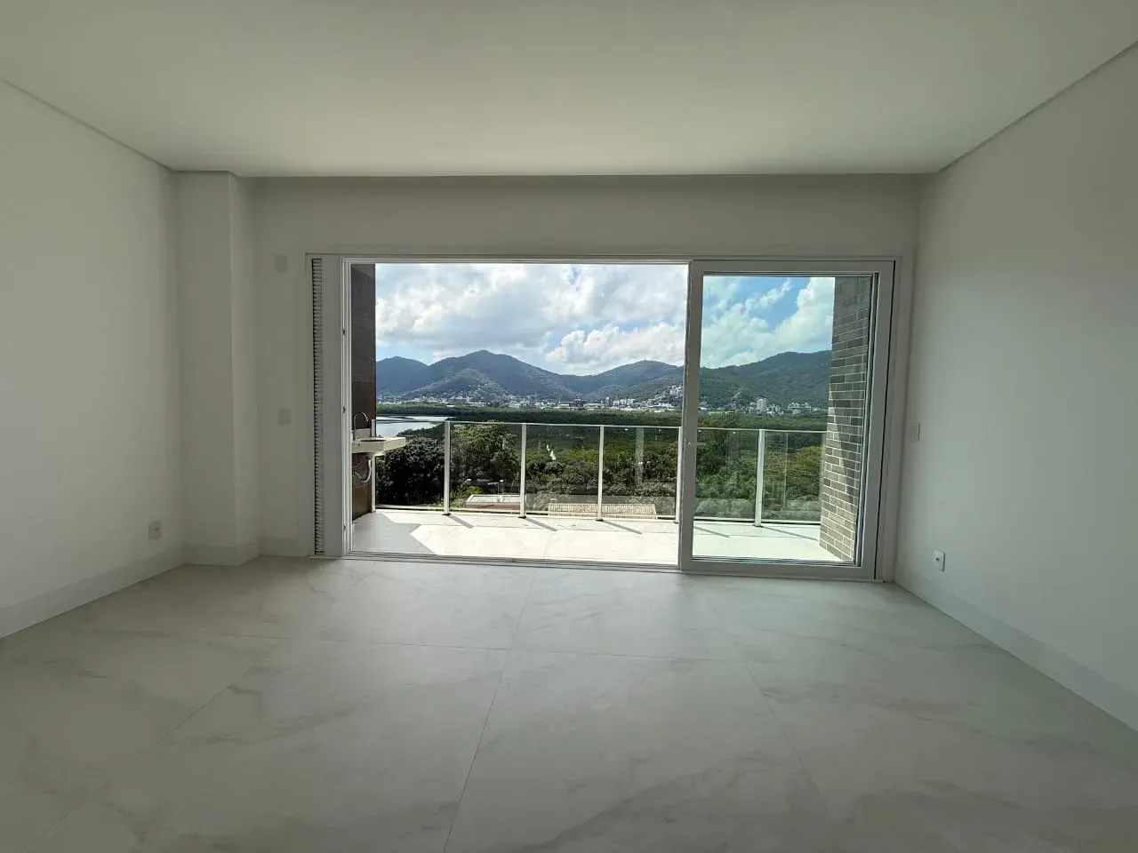 Apartamento com 3 dormitórios sendo 3 suítes e 2 vagas de garagem em Florianópolis/SC