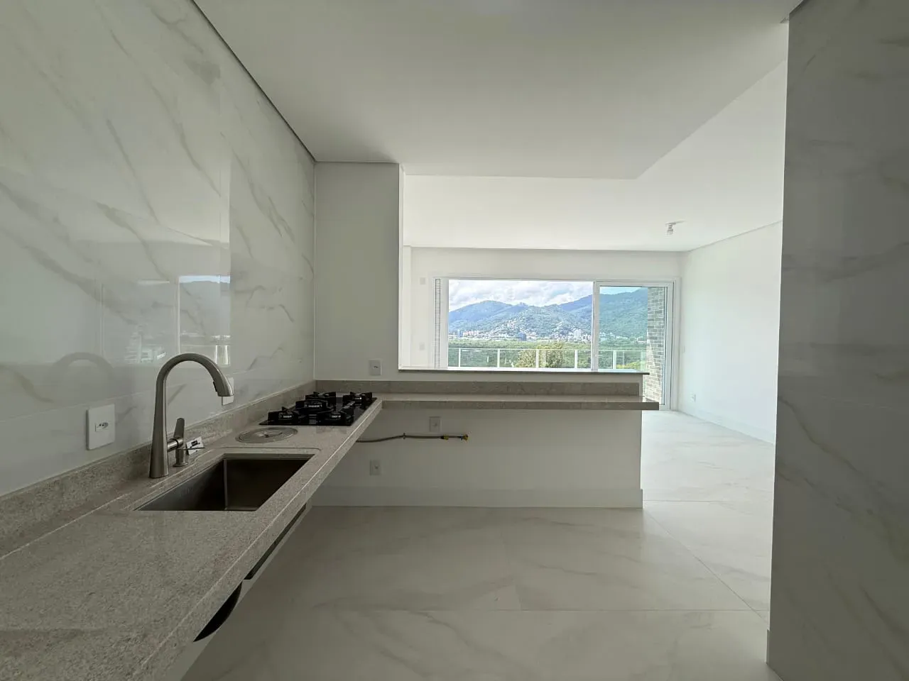 Apartamento com 3 dormitórios sendo 3 suítes e 2 vagas de garagem em Florianópolis/SC