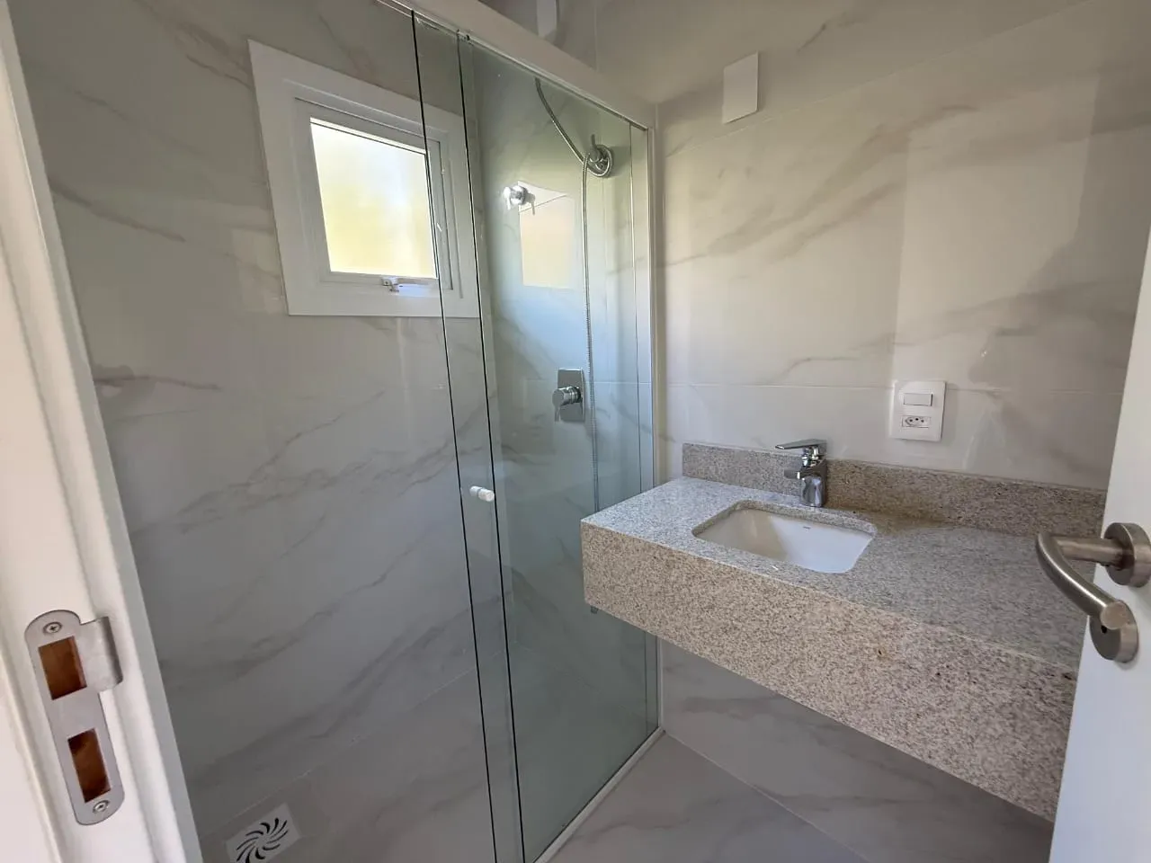 Apartamento com 3 dormitórios sendo 3 suítes e 2 vagas de garagem em Florianópolis/SC