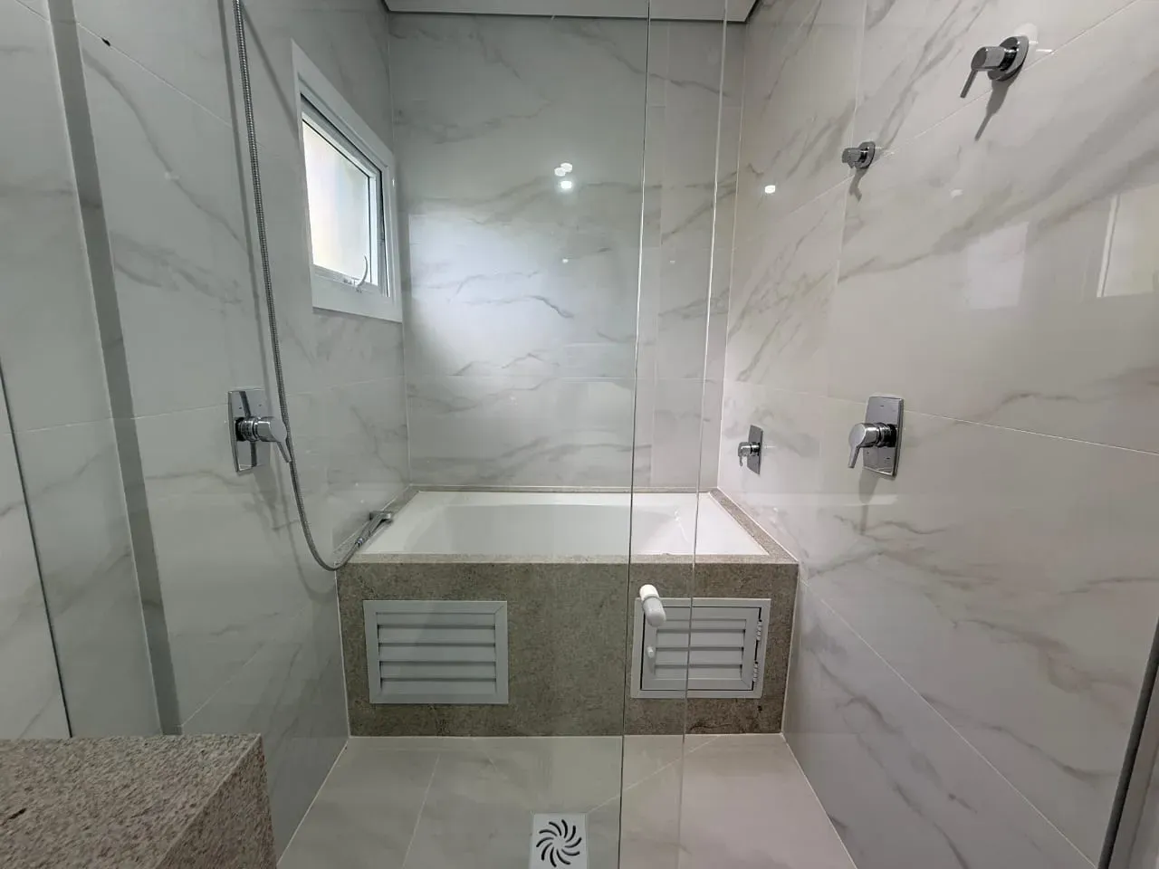 Apartamento com 3 dormitórios sendo 3 suítes e 2 vagas de garagem em Florianópolis/SC