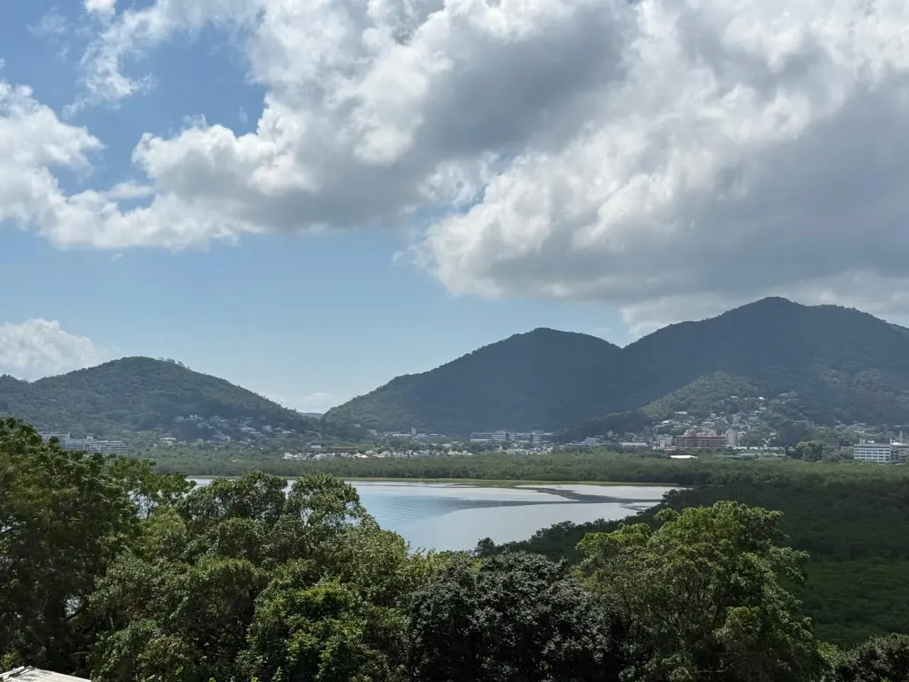 Apartamento com 3 dormitórios sendo 3 suítes e 2 vagas de garagem em Florianópolis/SC