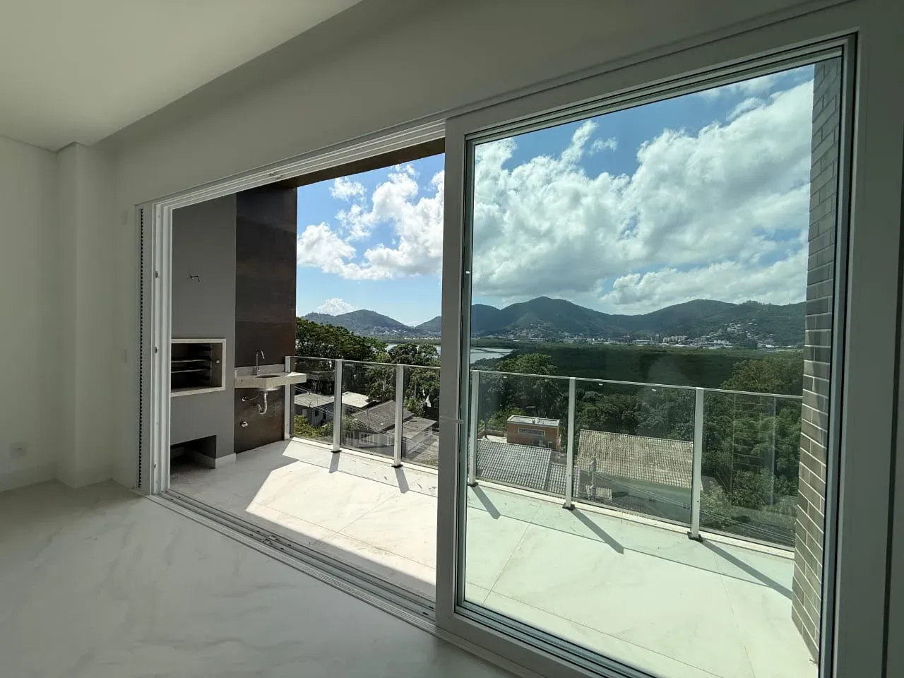 Apartamento com 3 dormitórios sendo 3 suítes e 2 vagas de garagem em Florianópolis/SC