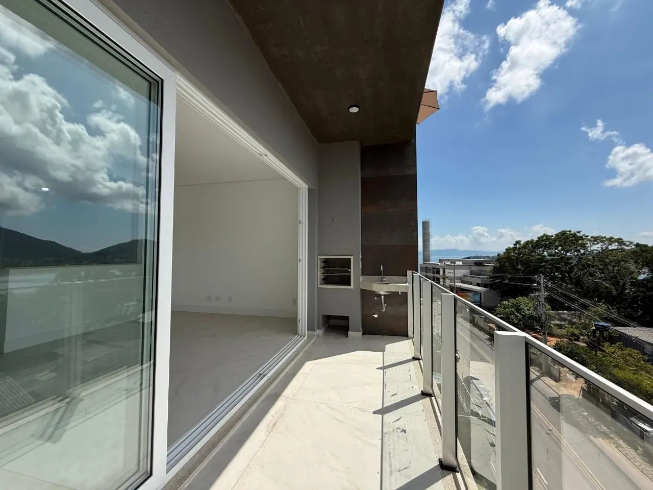 Apartamento com 3 dormitórios sendo 3 suítes e 2 vagas de garagem em Florianópolis/SC