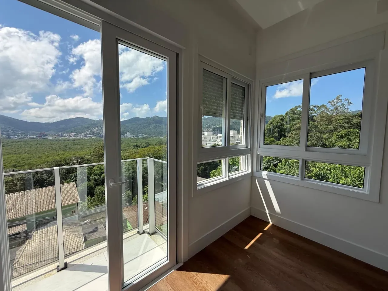 Apartamento com 3 dormitórios sendo 3 suítes e 2 vagas de garagem em Florianópolis/SC