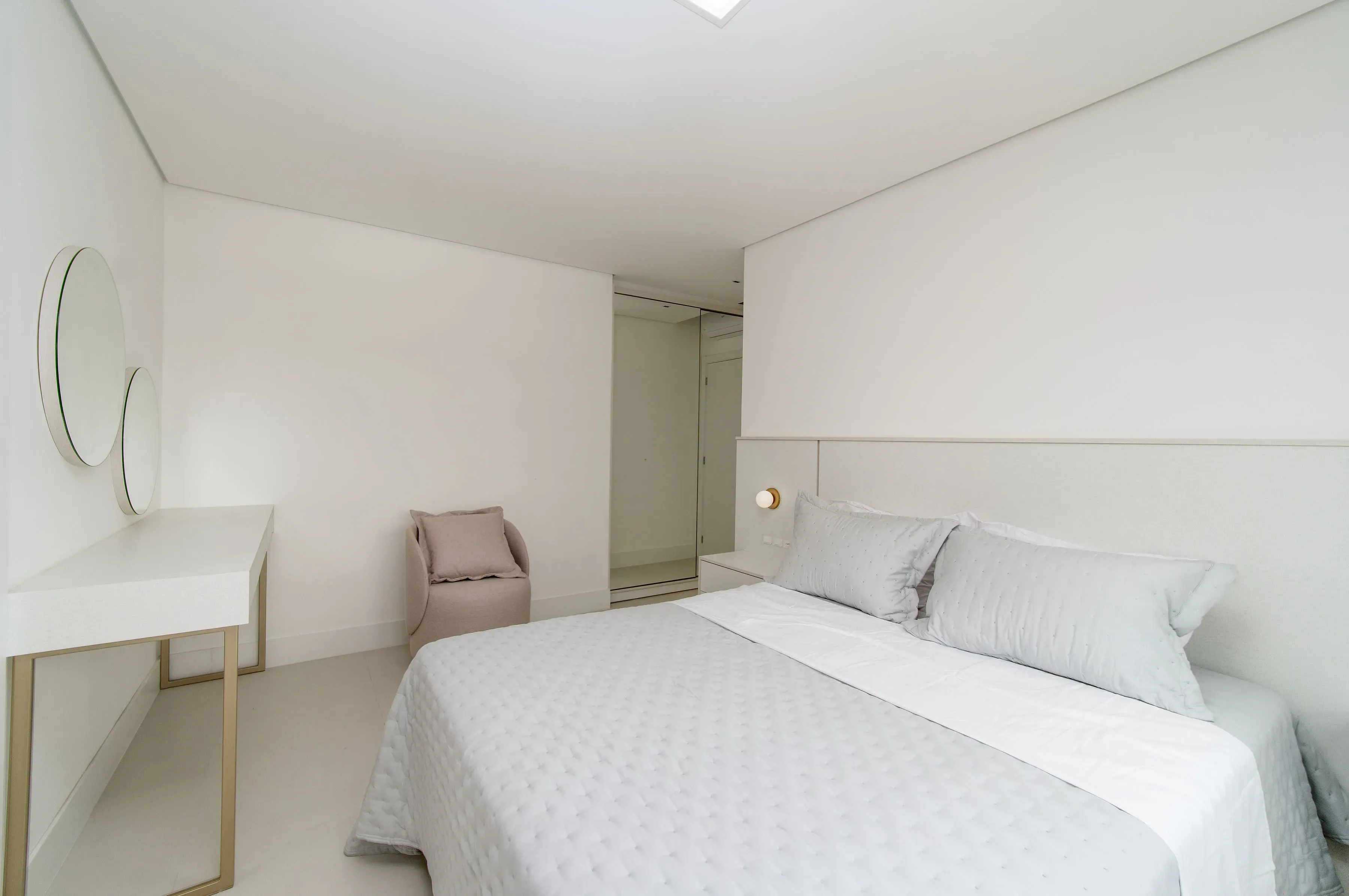 Apartamento todo mobiliado com 3 dormitórios sendo 1 suíte e 1 vaga de garagem em Penha/SC