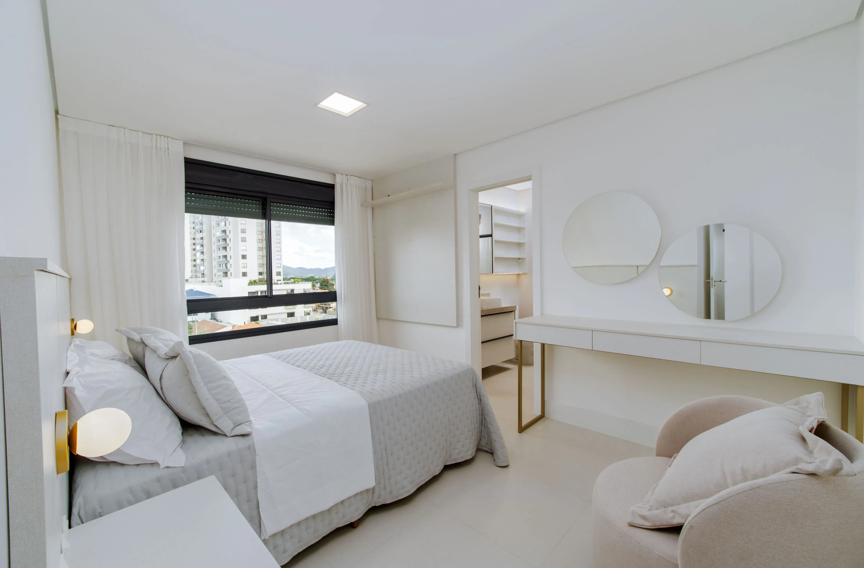 Apartamento todo mobiliado com 3 dormitórios sendo 1 suíte e 1 vaga de garagem em Penha/SC