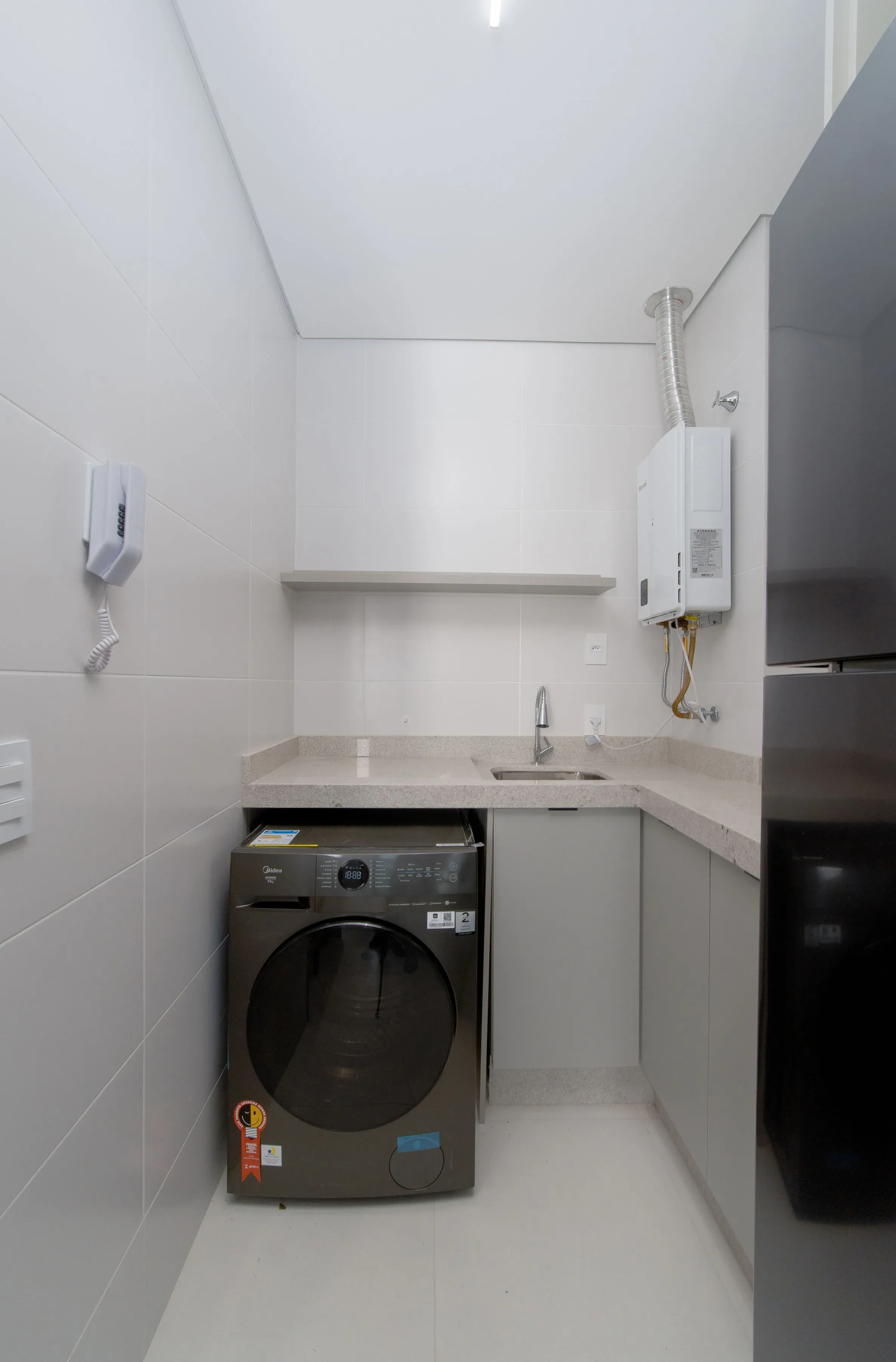 Apartamento todo mobiliado com 3 dormitórios sendo 1 suíte e 1 vaga de garagem em Penha/SC