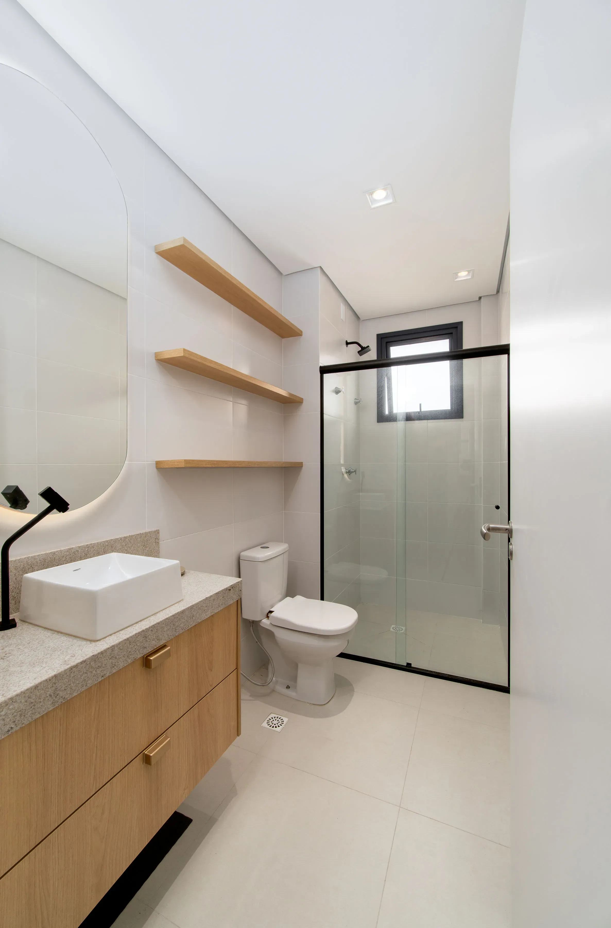 Apartamento todo mobiliado com 3 dormitórios sendo 1 suíte e 1 vaga de garagem em Penha/SC
