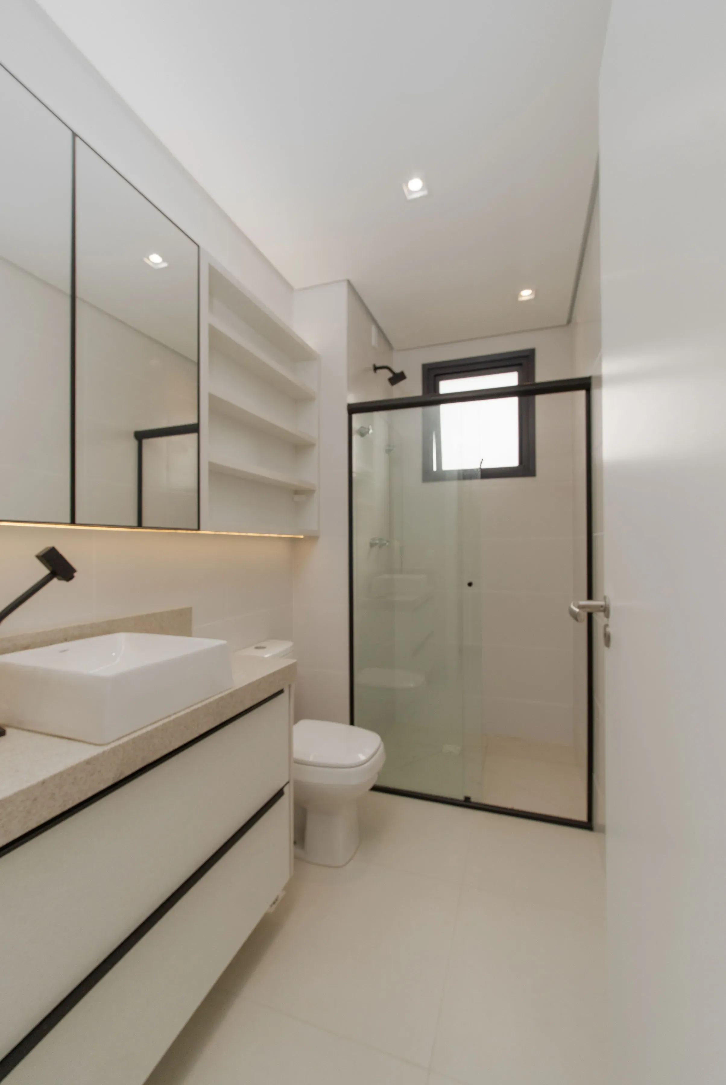 Apartamento todo mobiliado com 3 dormitórios sendo 1 suíte e 1 vaga de garagem em Penha/SC