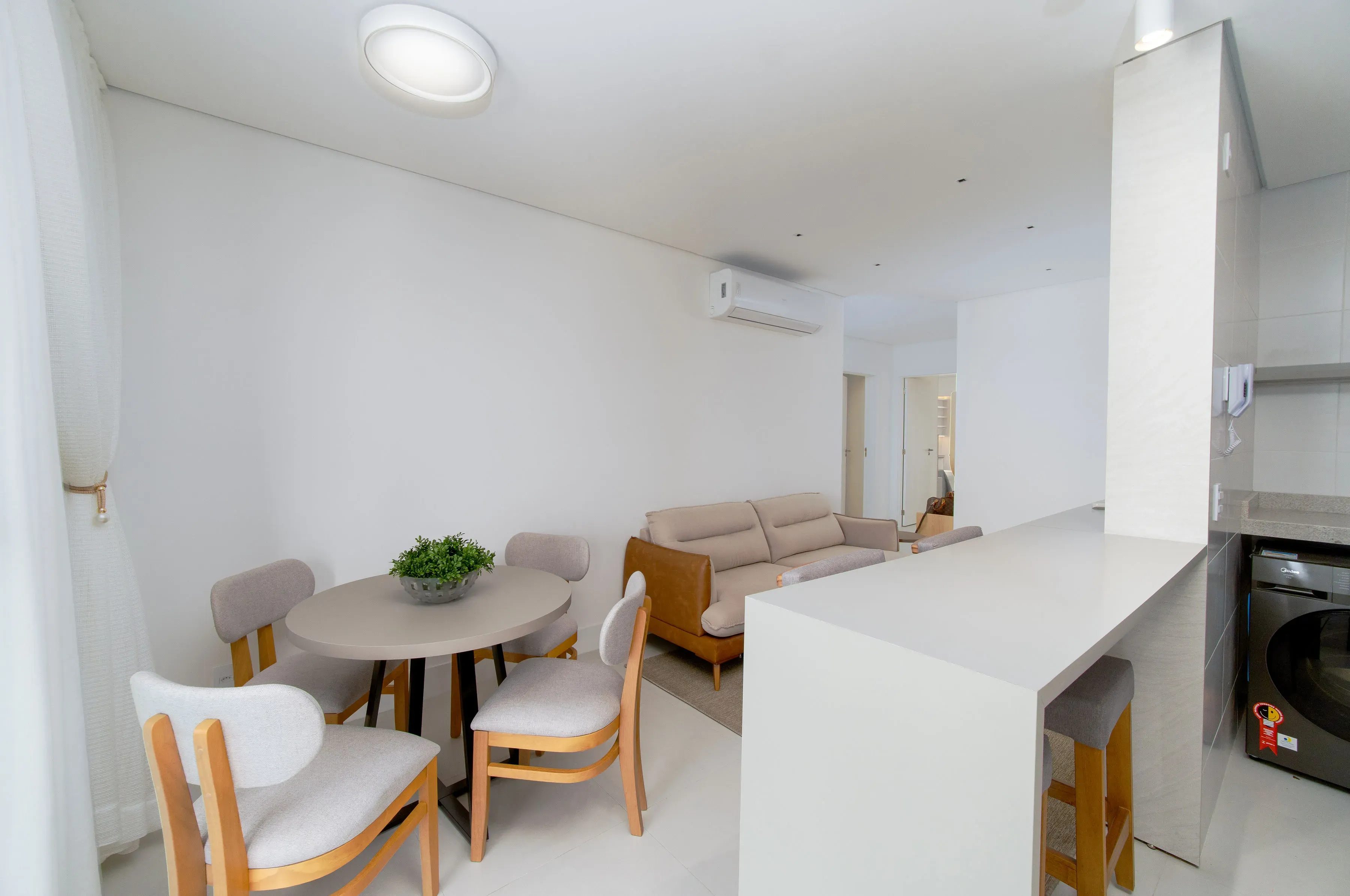 Apartamento todo mobiliado com 3 dormitórios sendo 1 suíte e 1 vaga de garagem em Penha/SC