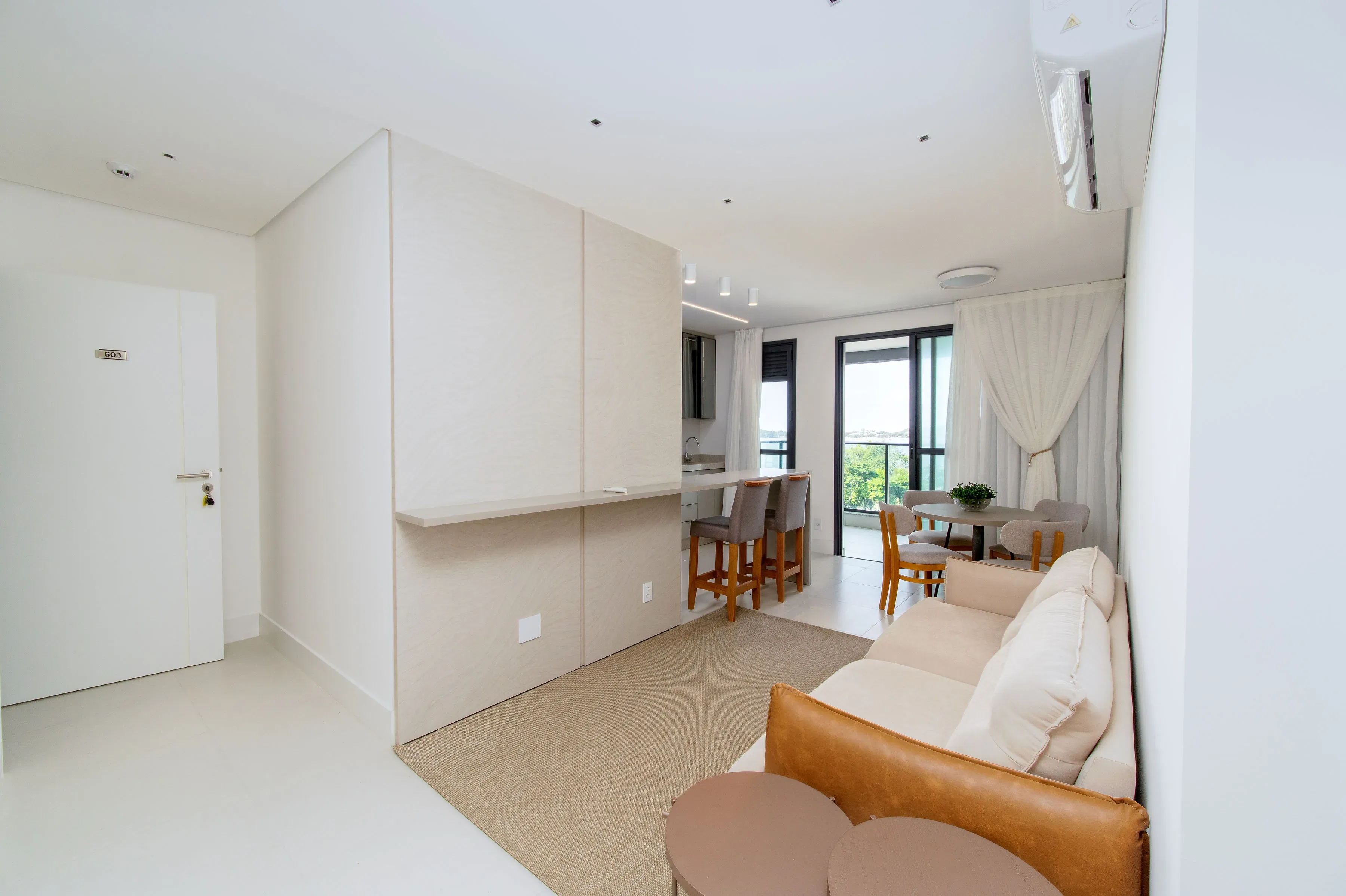 Apartamento todo mobiliado com 3 dormitórios sendo 1 suíte e 1 vaga de garagem em Penha/SC